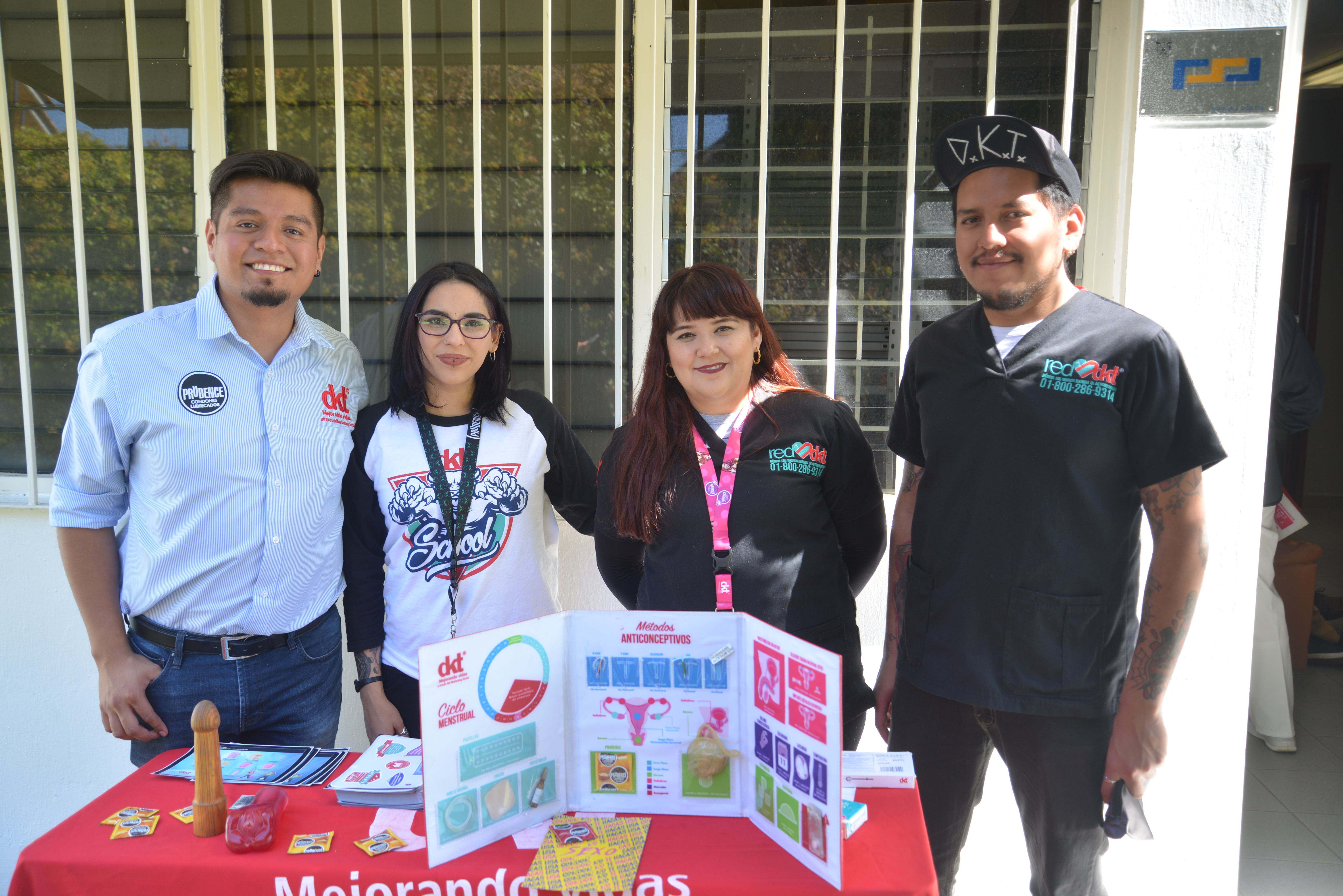 Equpo de DKT posando para la foto afuera del consultorio médico