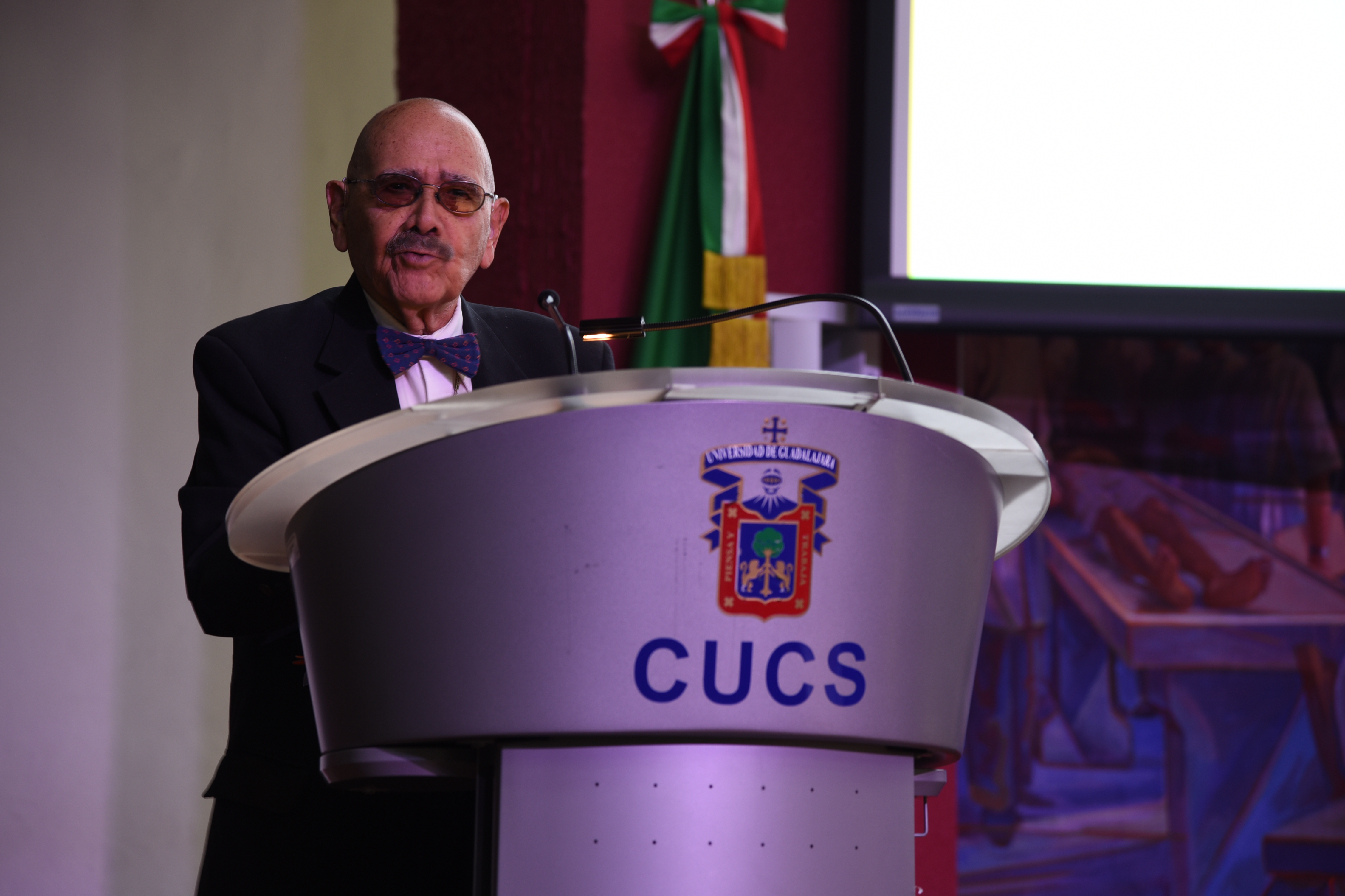 Dr. Eduardo Camacho Contreras, dictando conferencia magistral