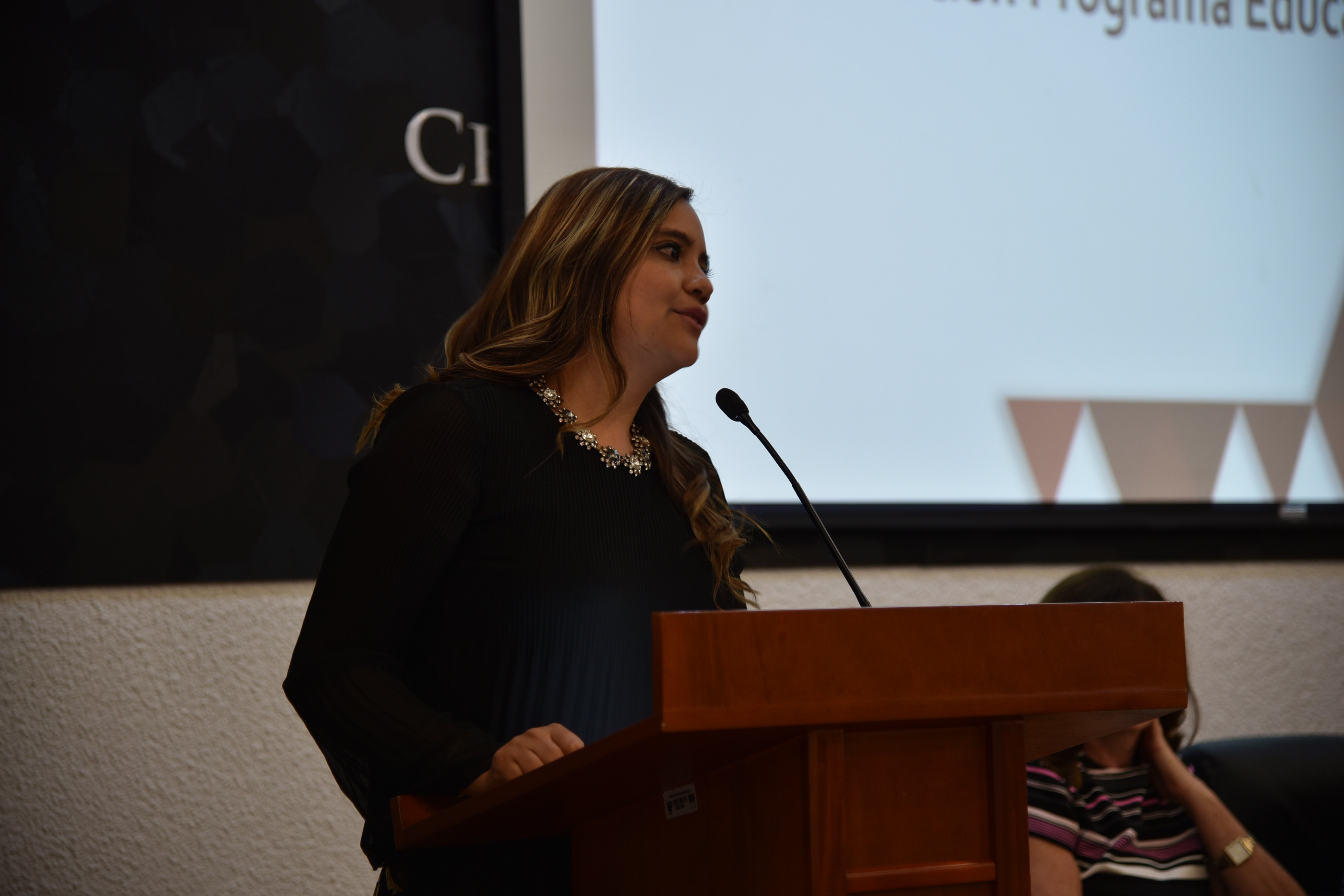 Coordinadora de la Nivelación de la Licenciatura en Enfermería modalidad no escolarizada al micrófono