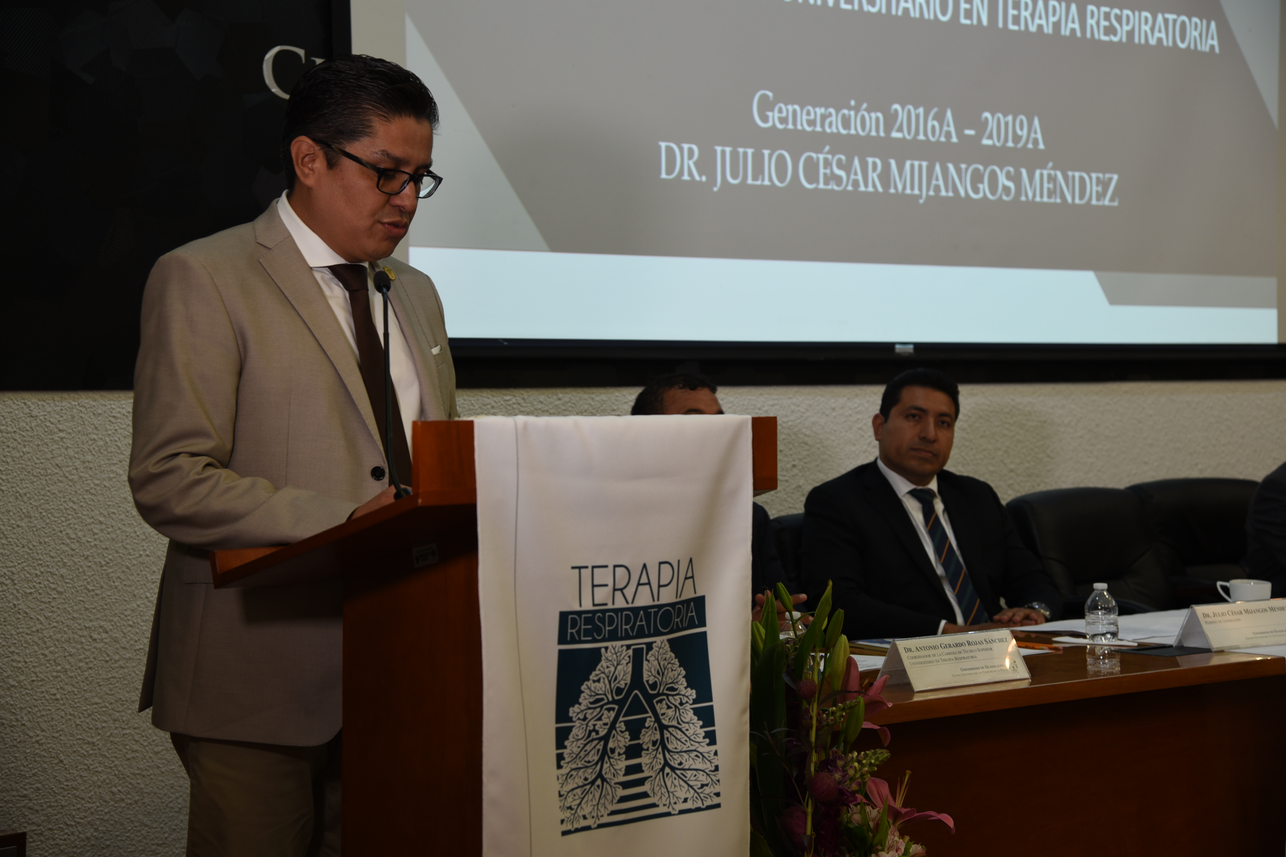 Rector CUCS dando mensaje a graduados