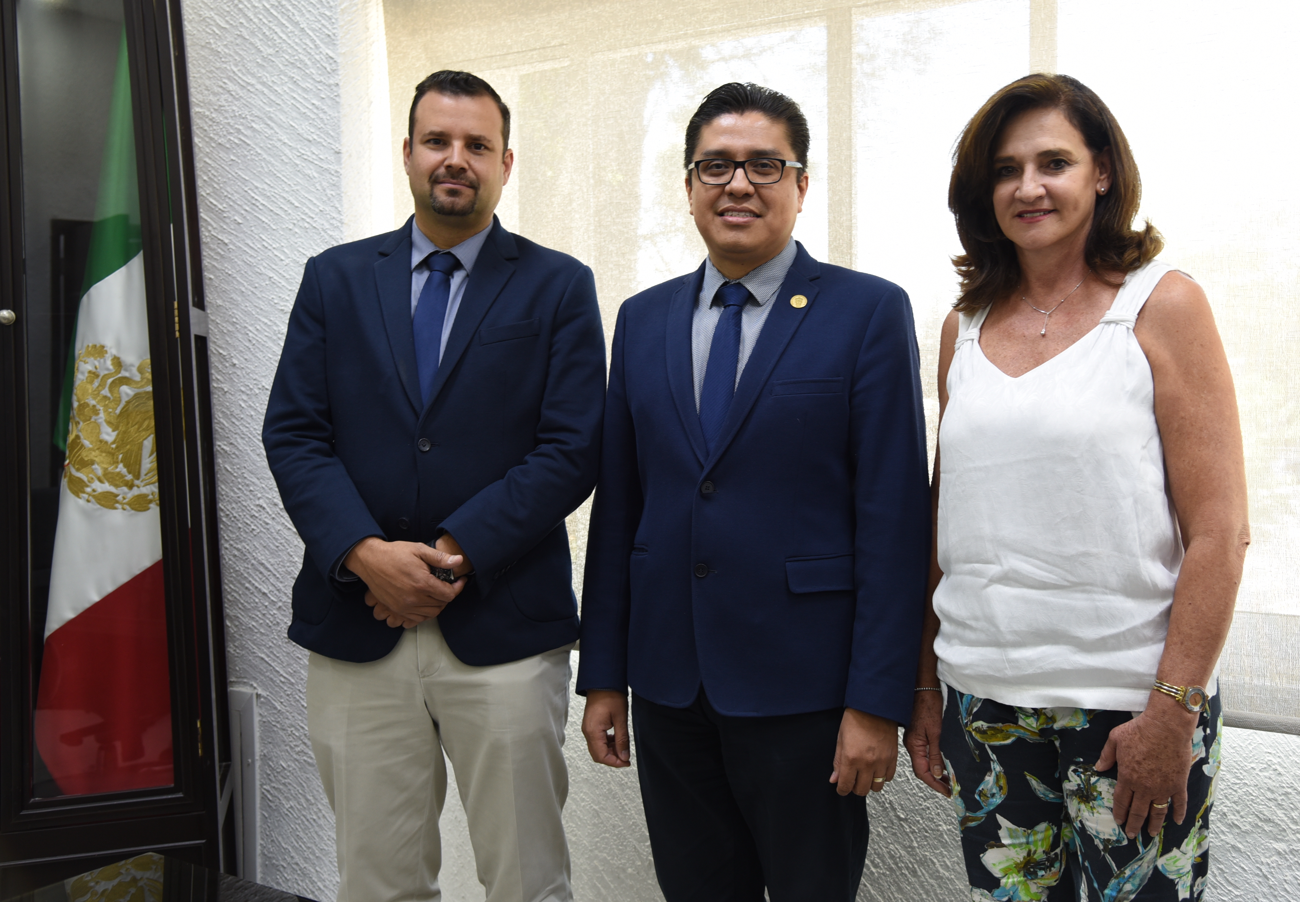 Rector del CUCS posando para la foto con los nuevos secretarios del CUCS