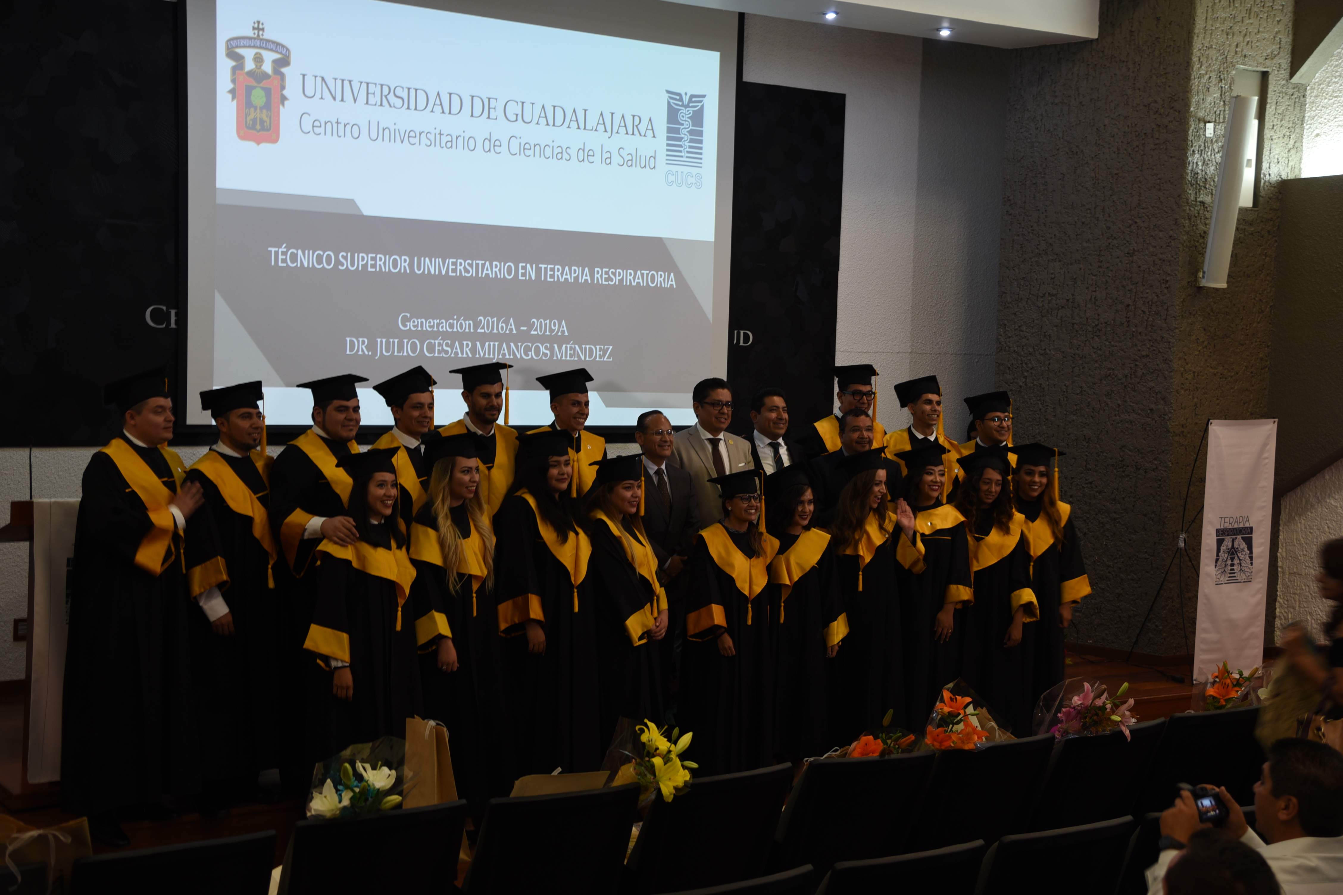 Foto grupal de graduados y las autoridades del CUCS