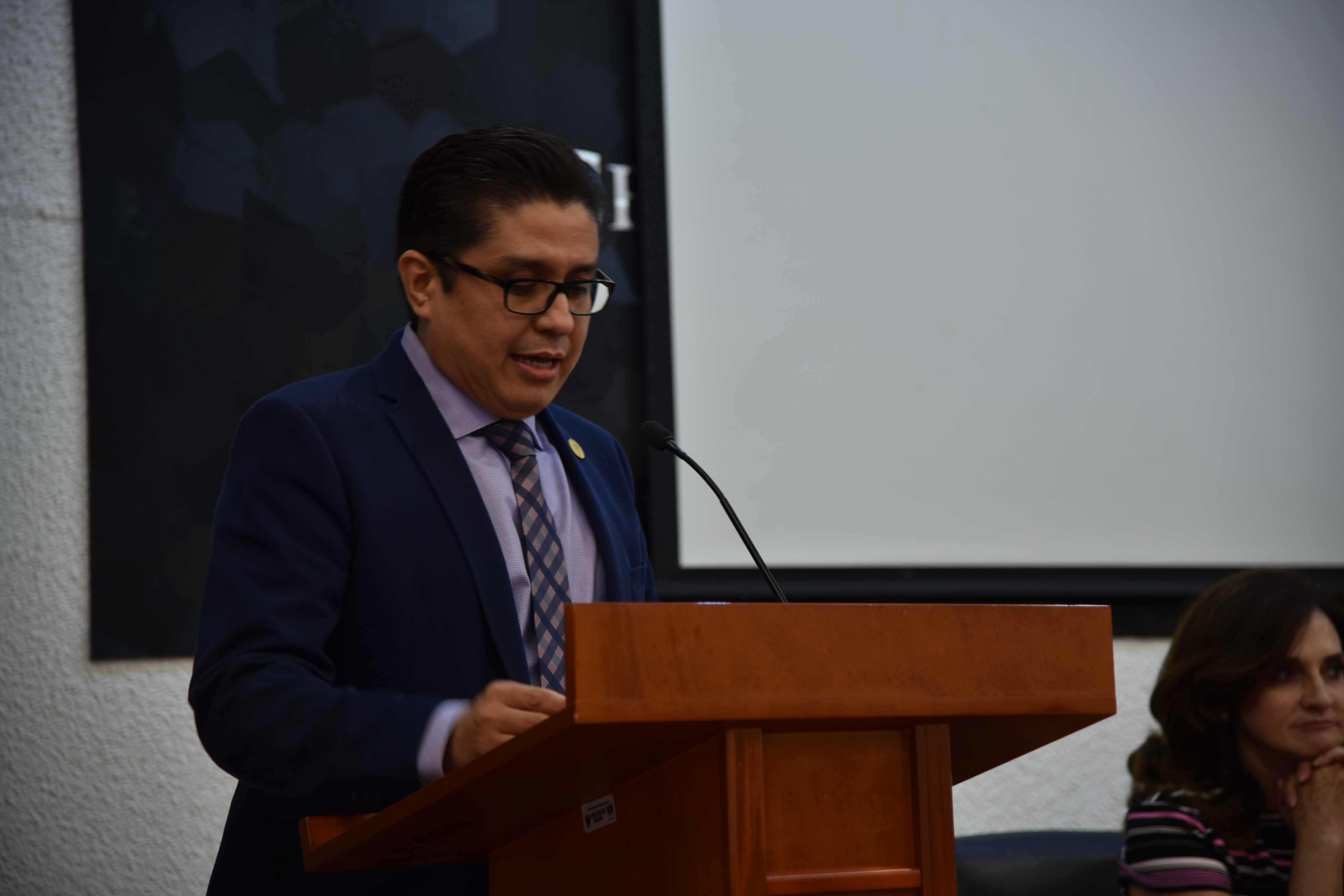 Rector del CUCS al microfono en el pódium