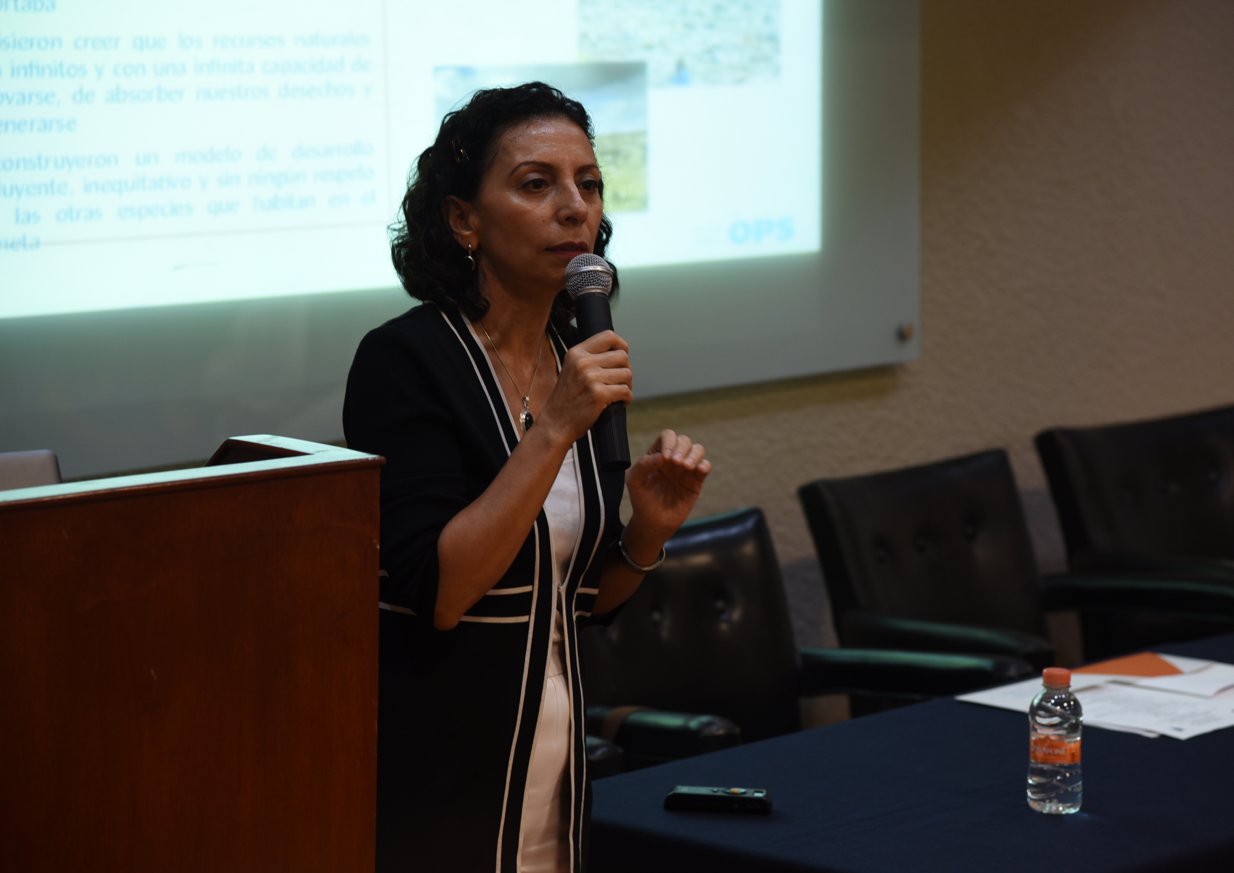 Asesora de la OMS impartiendo conferencia en Salud Pública 1