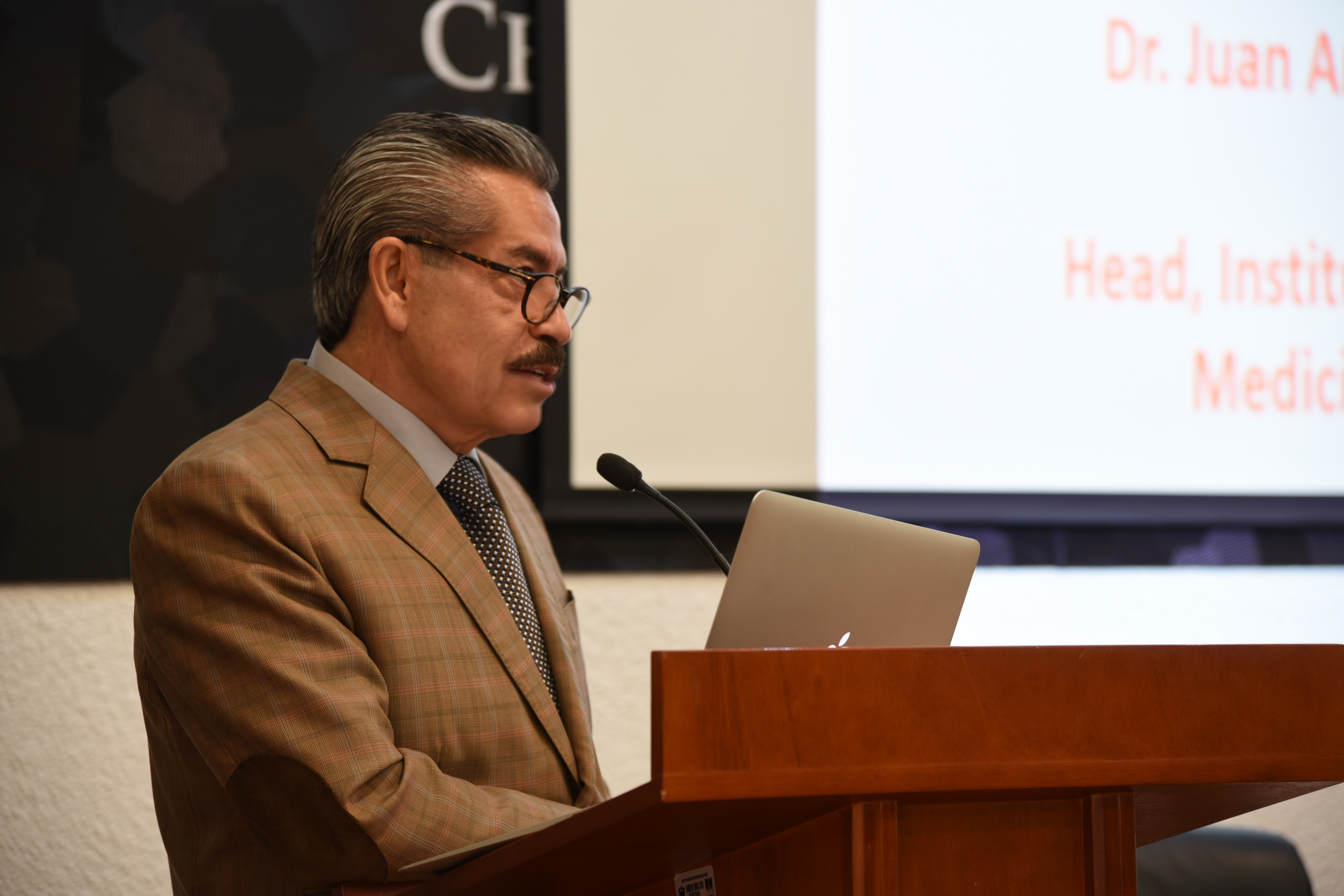 Dr. Juan Armendáriz dictando conferencia, toma de perfil