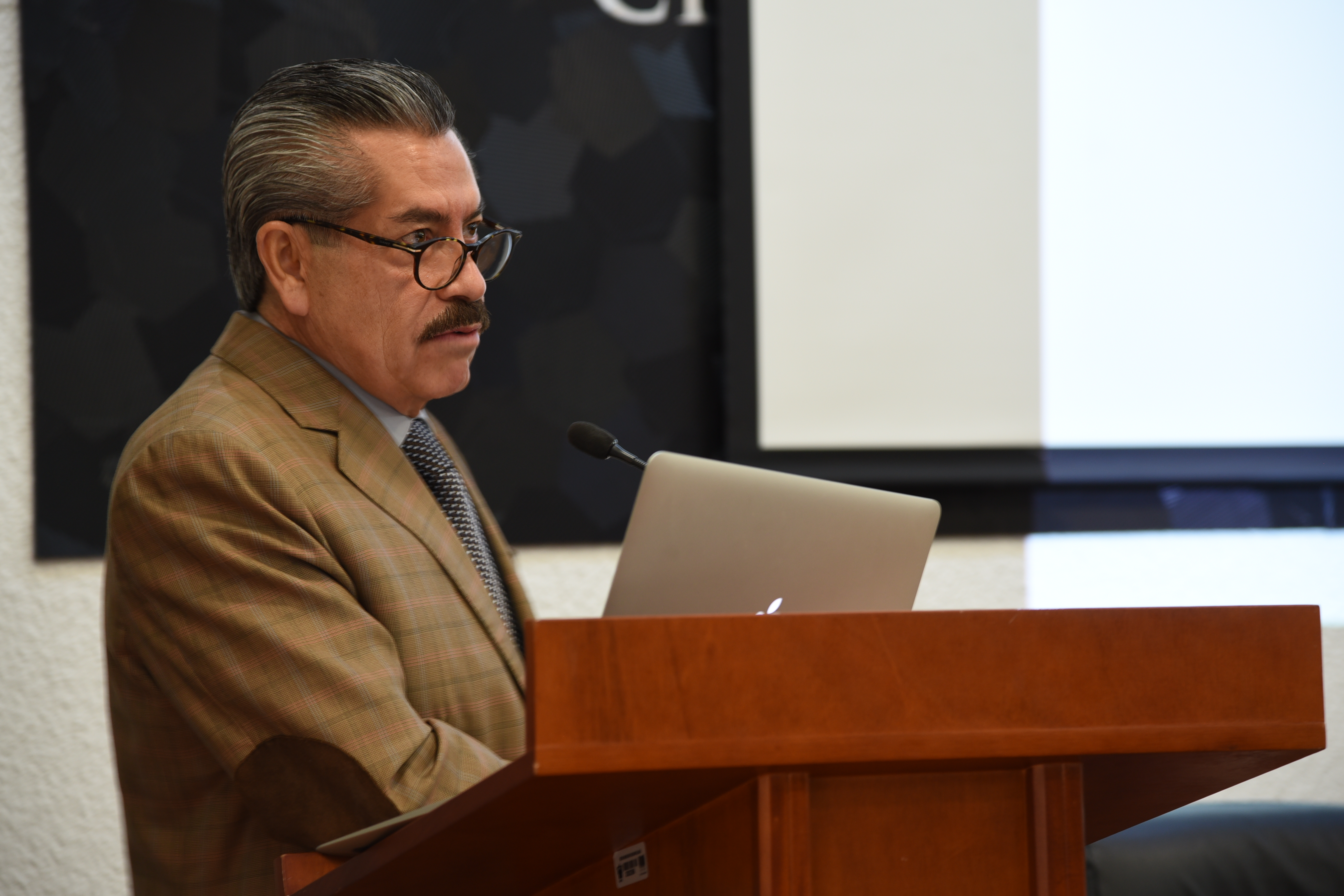Dr. Juan Armendáriz dictando coferencia