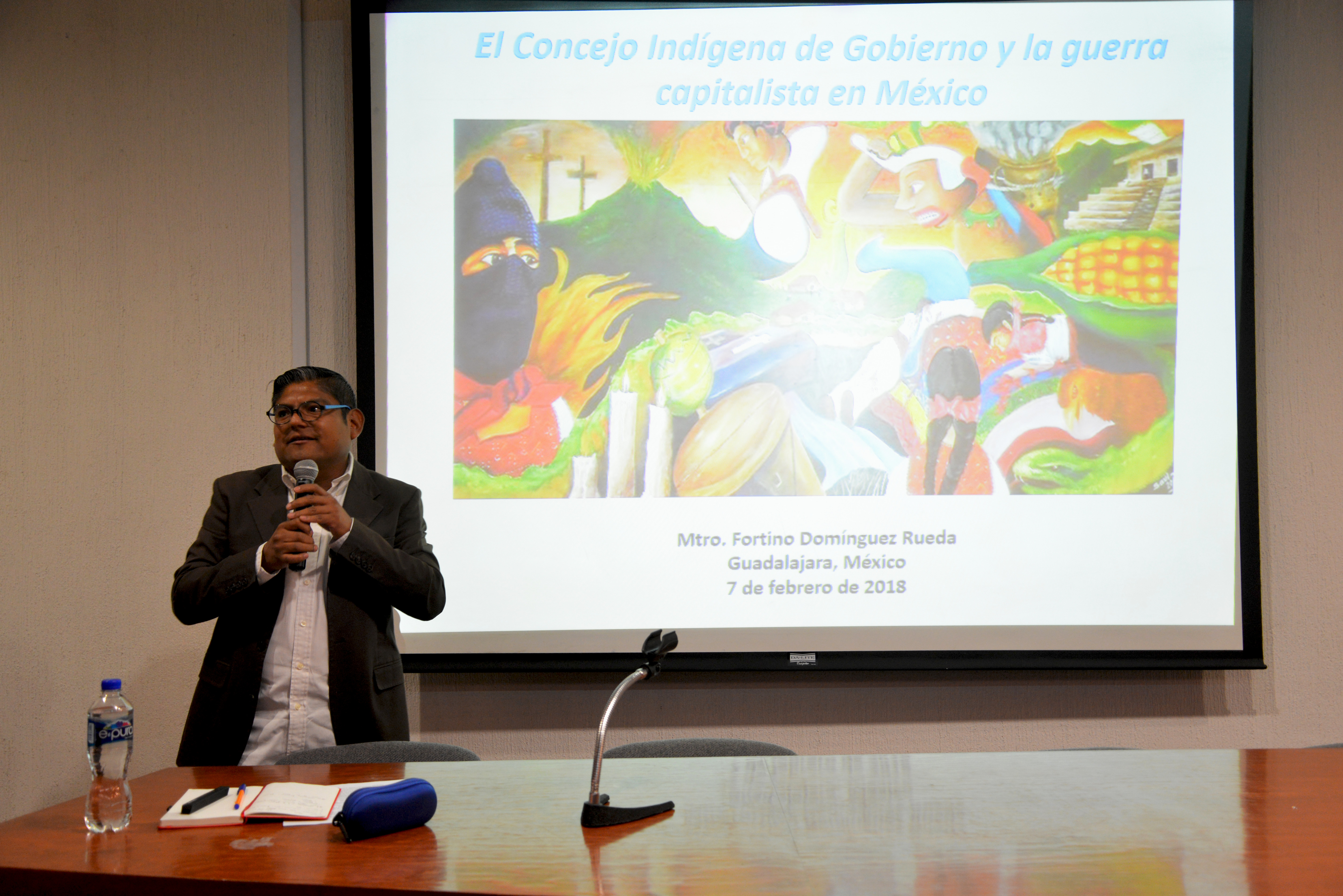 Dr. Fortino Domínguez dictando conferencia