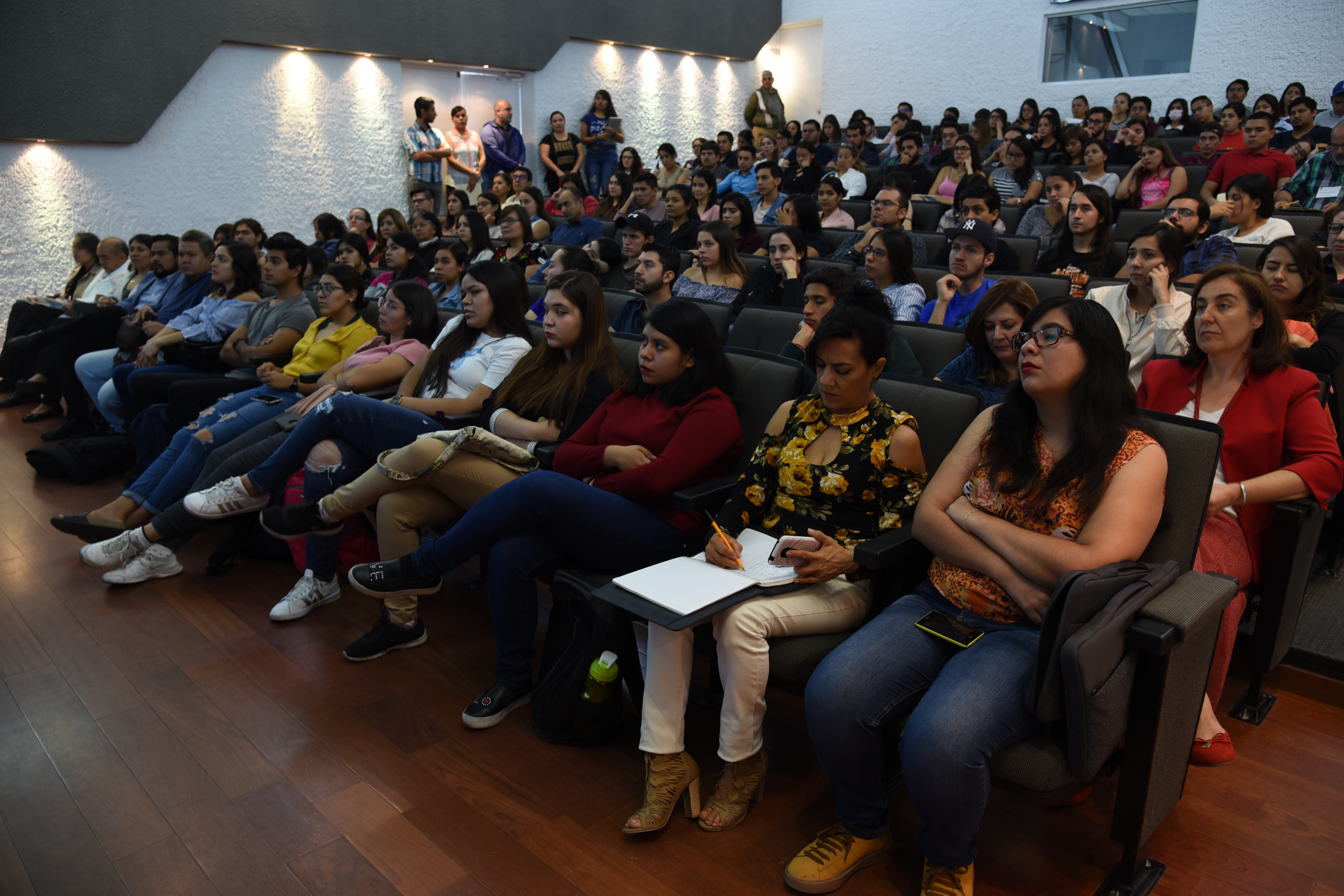 Toma general del auditorio lleno