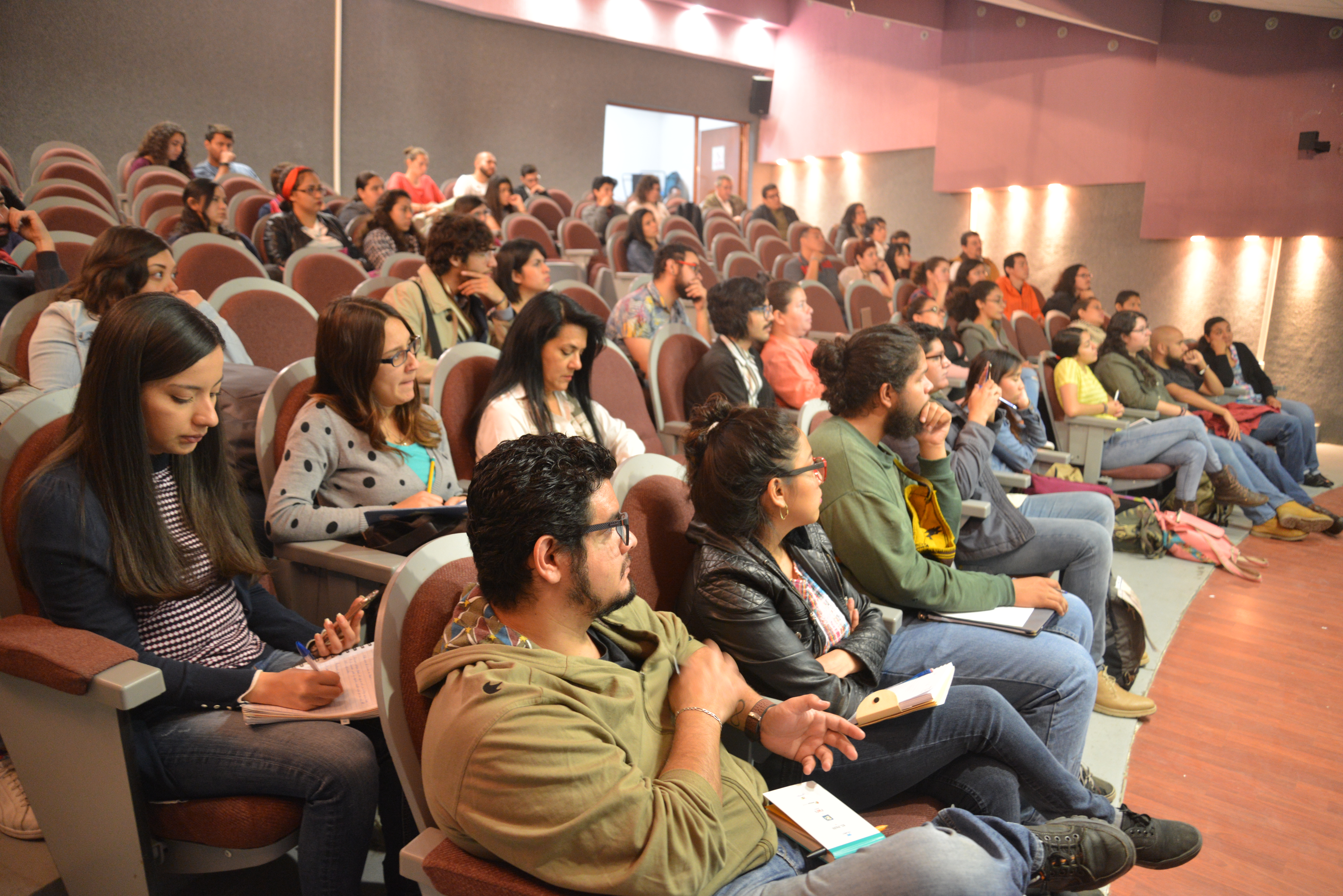 Alumnos asistentes al Seminario. Cupo lleno del auditorio