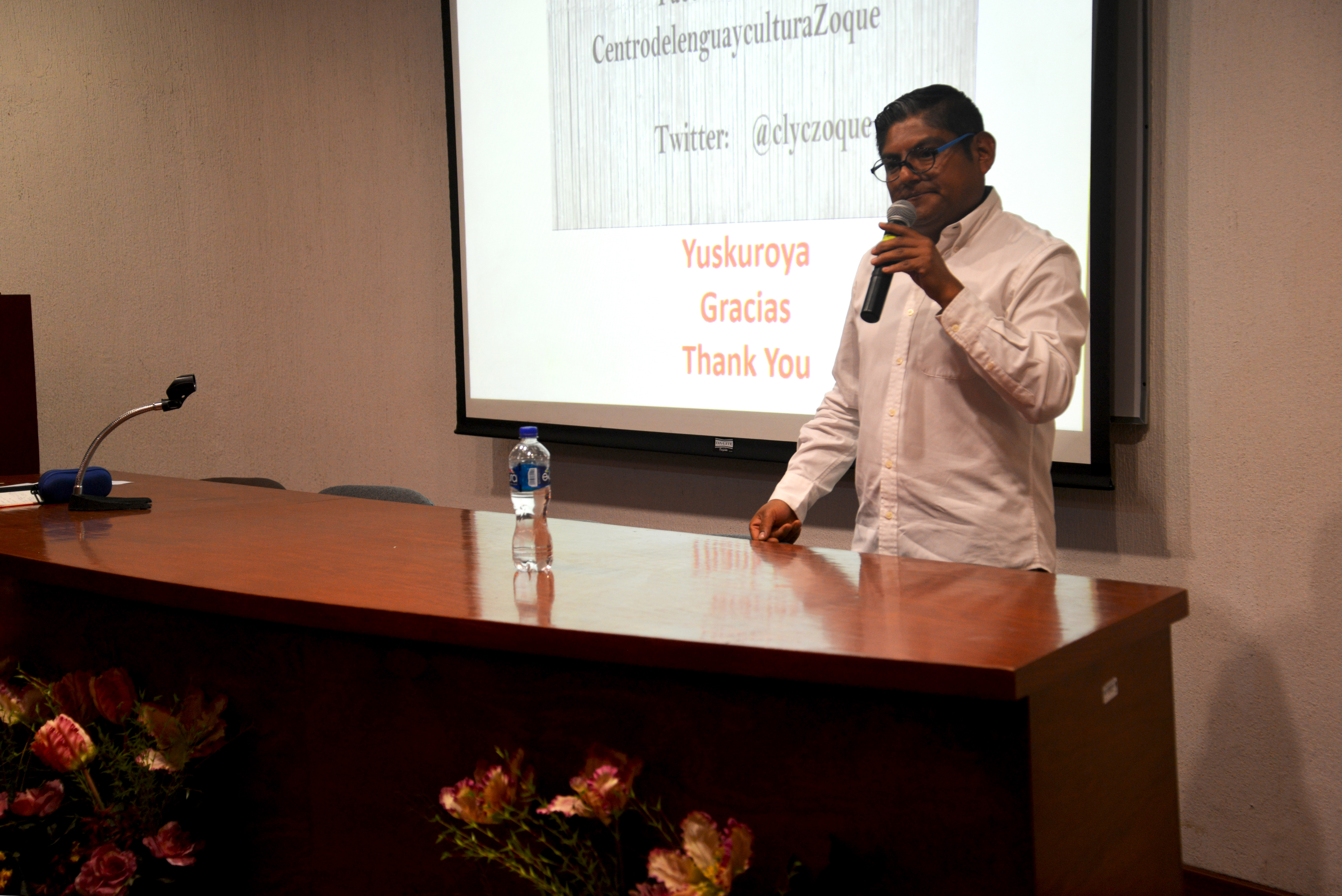 Dr. Fortino Domínguez dictando conferencia 2