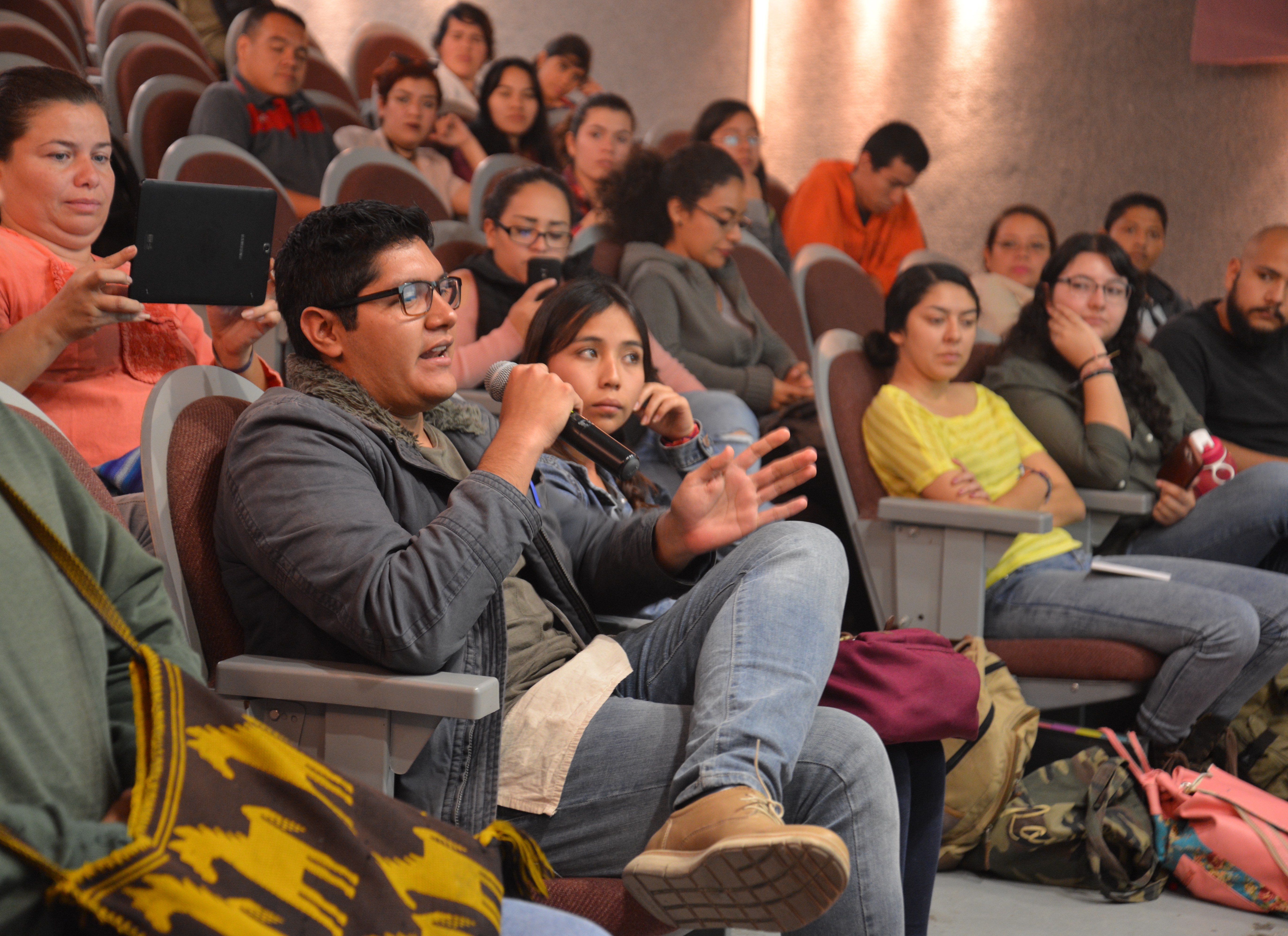 Alumno CUCS participando en sesión de preguntas y respuestas