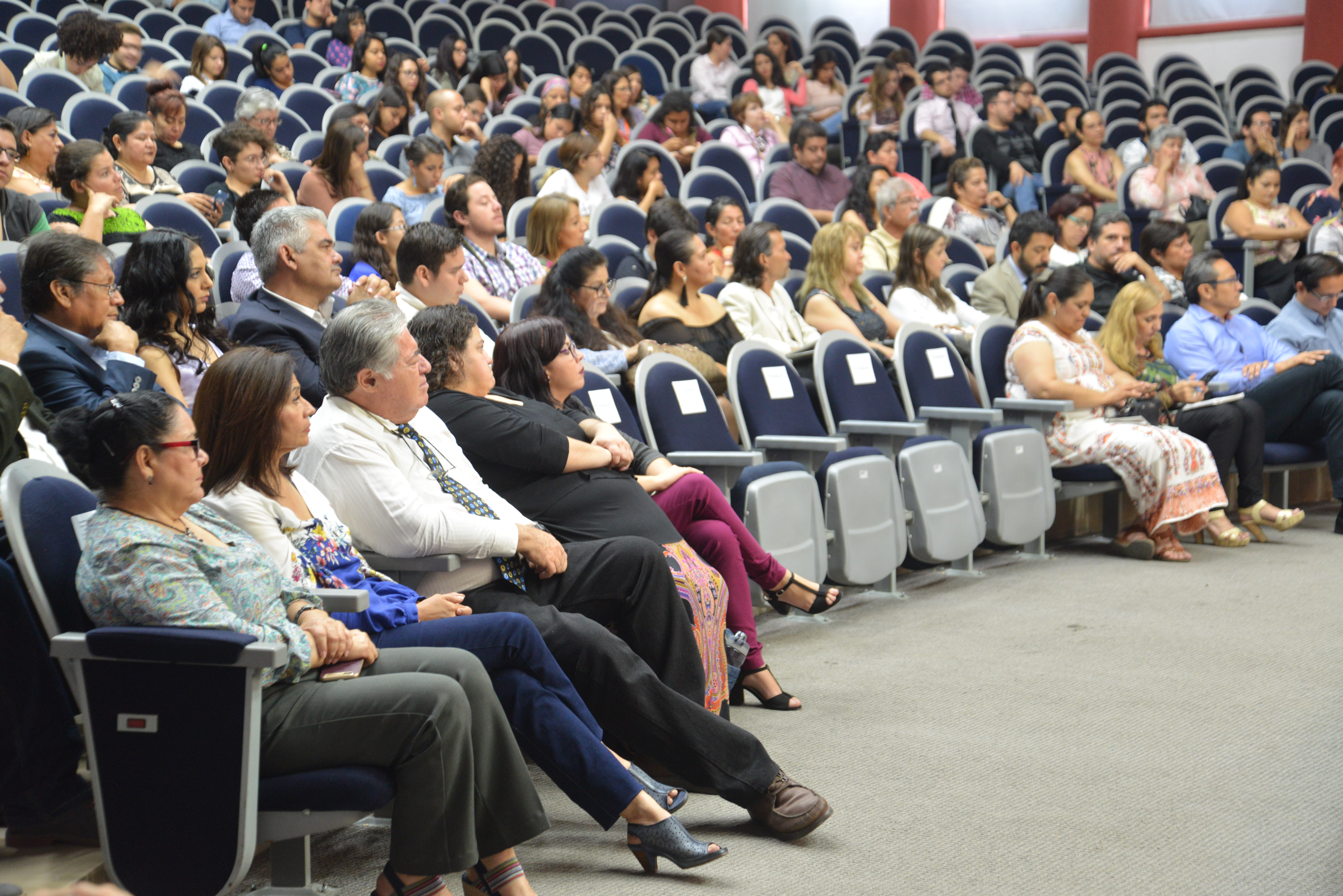 Psicólogos asistentes al evento de entrega de reconocimientos