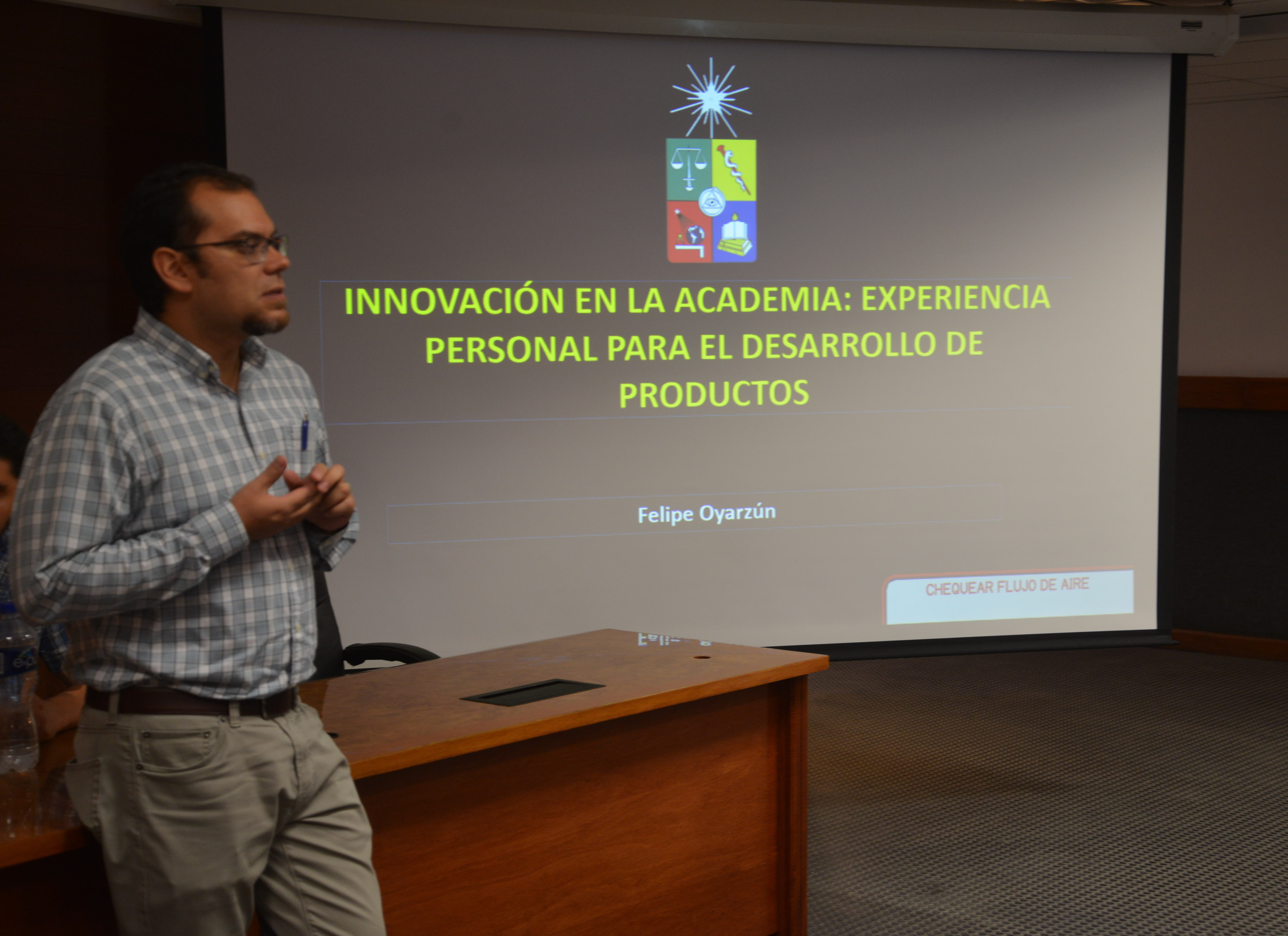 Investigador de CUCS haciendo la apertura a la conferencia