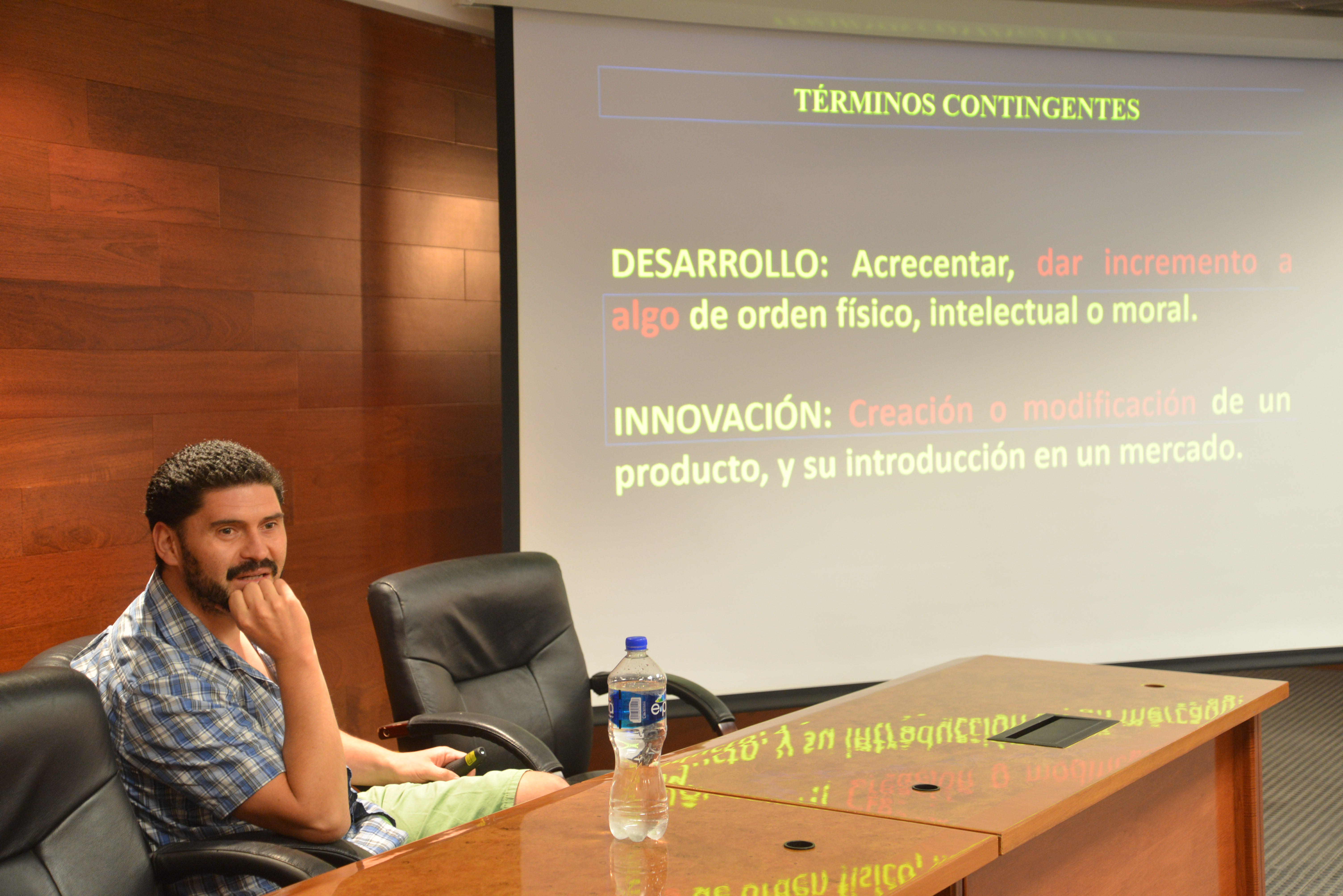 Investigador chileno impartiendo conferencia