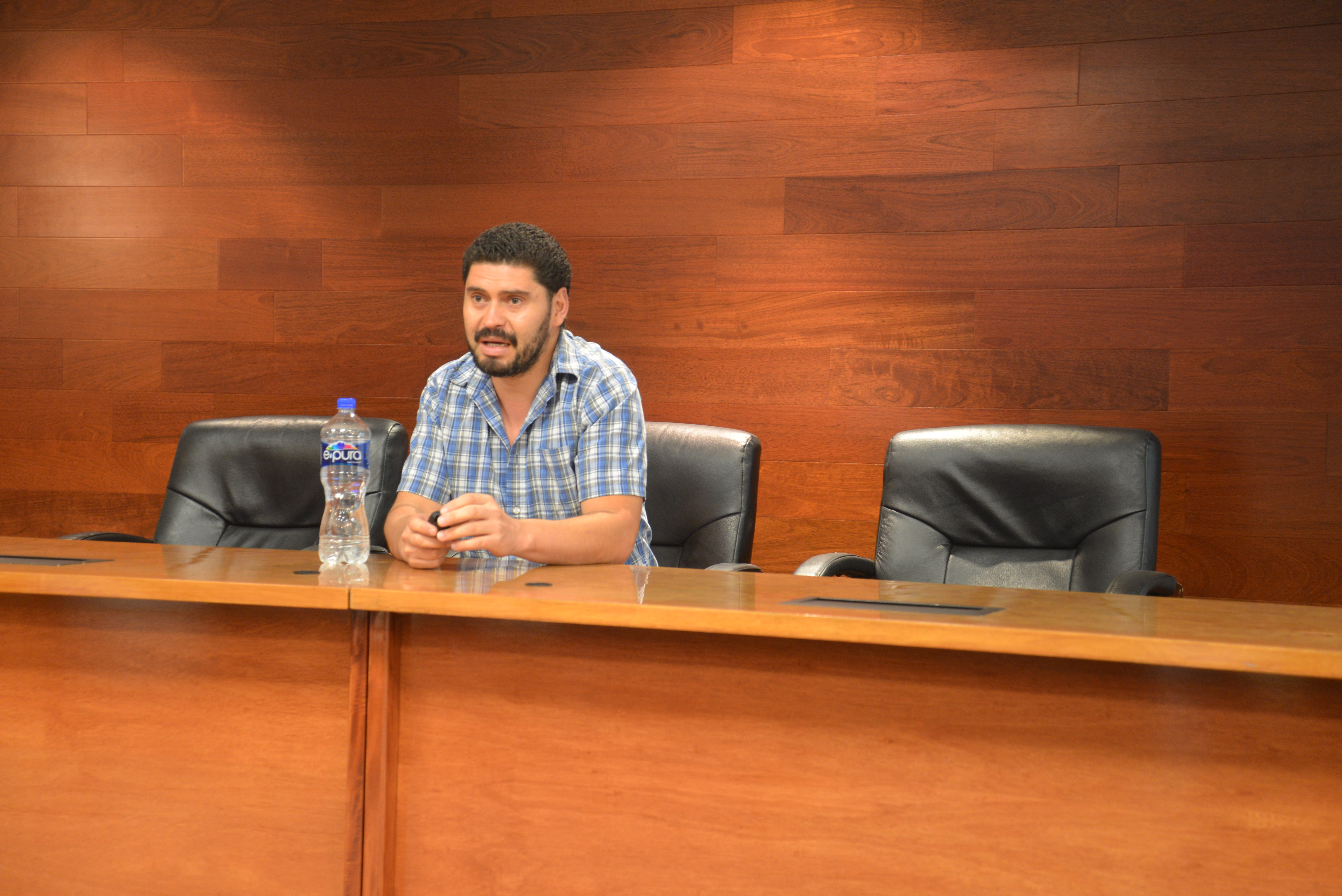 Investigador chileno impartiendo conferencia en CUCS