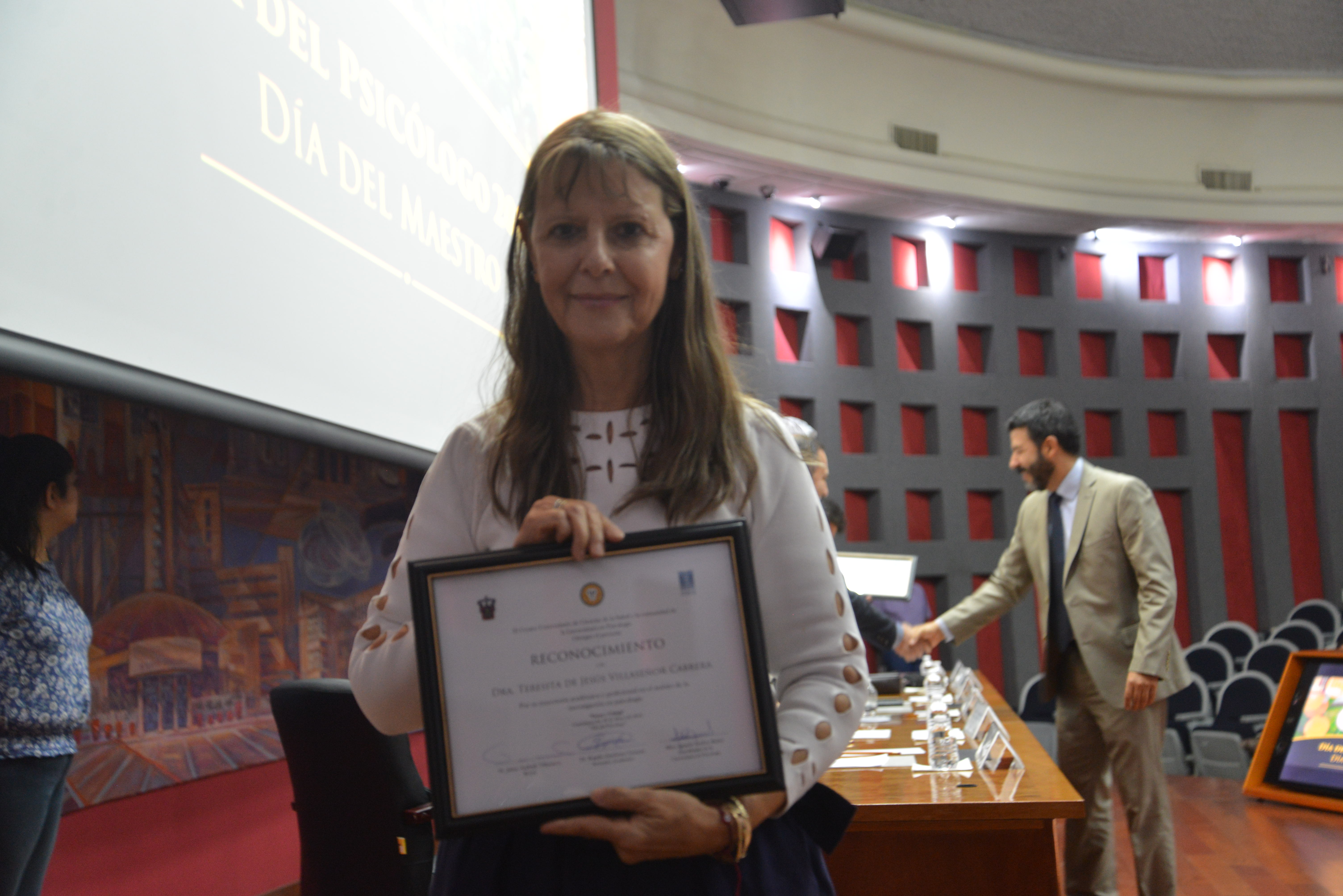 Psicóloga exhibe reconocimiento