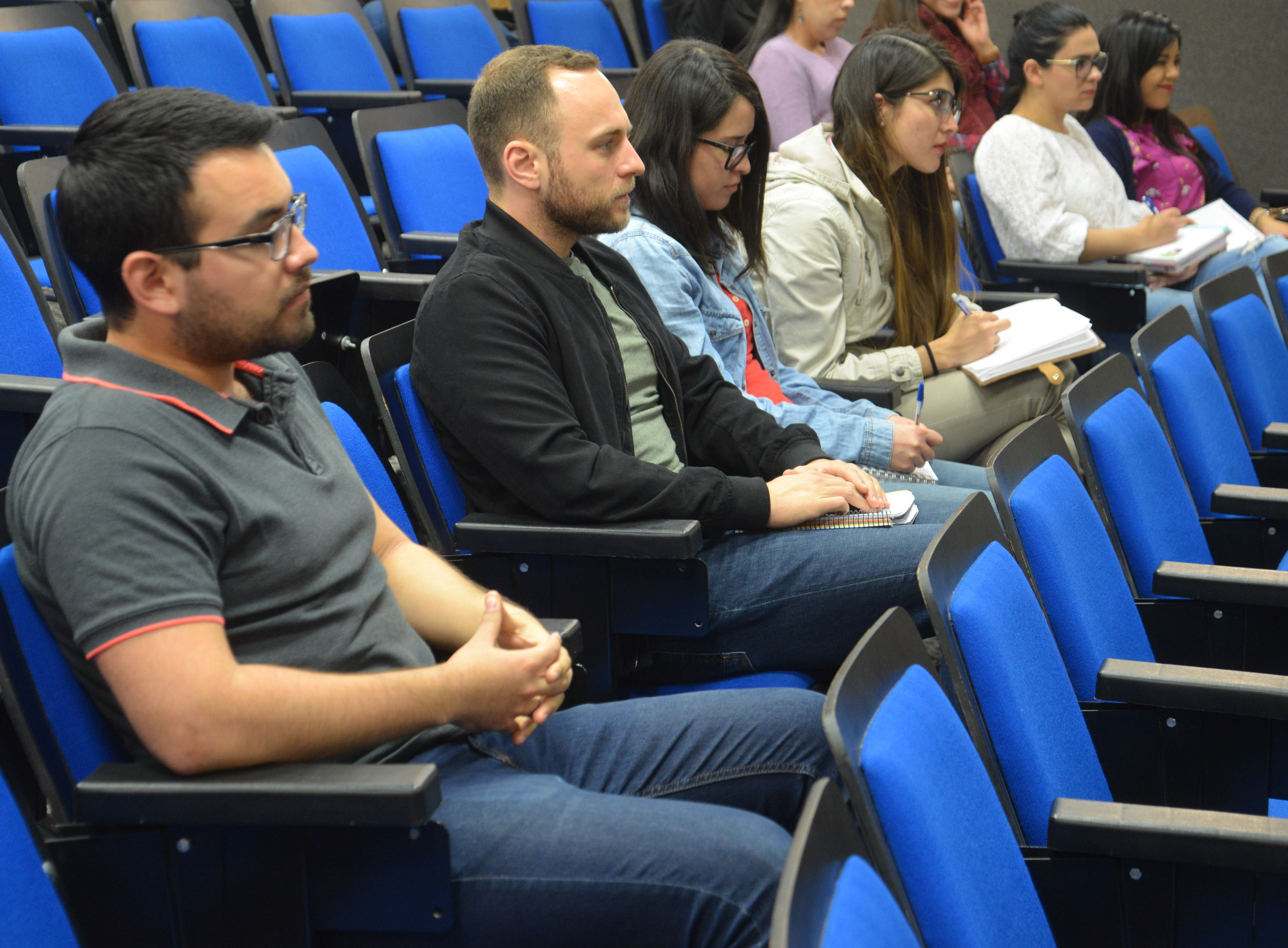 Alumnos de posgrado asistentes a la conferencia