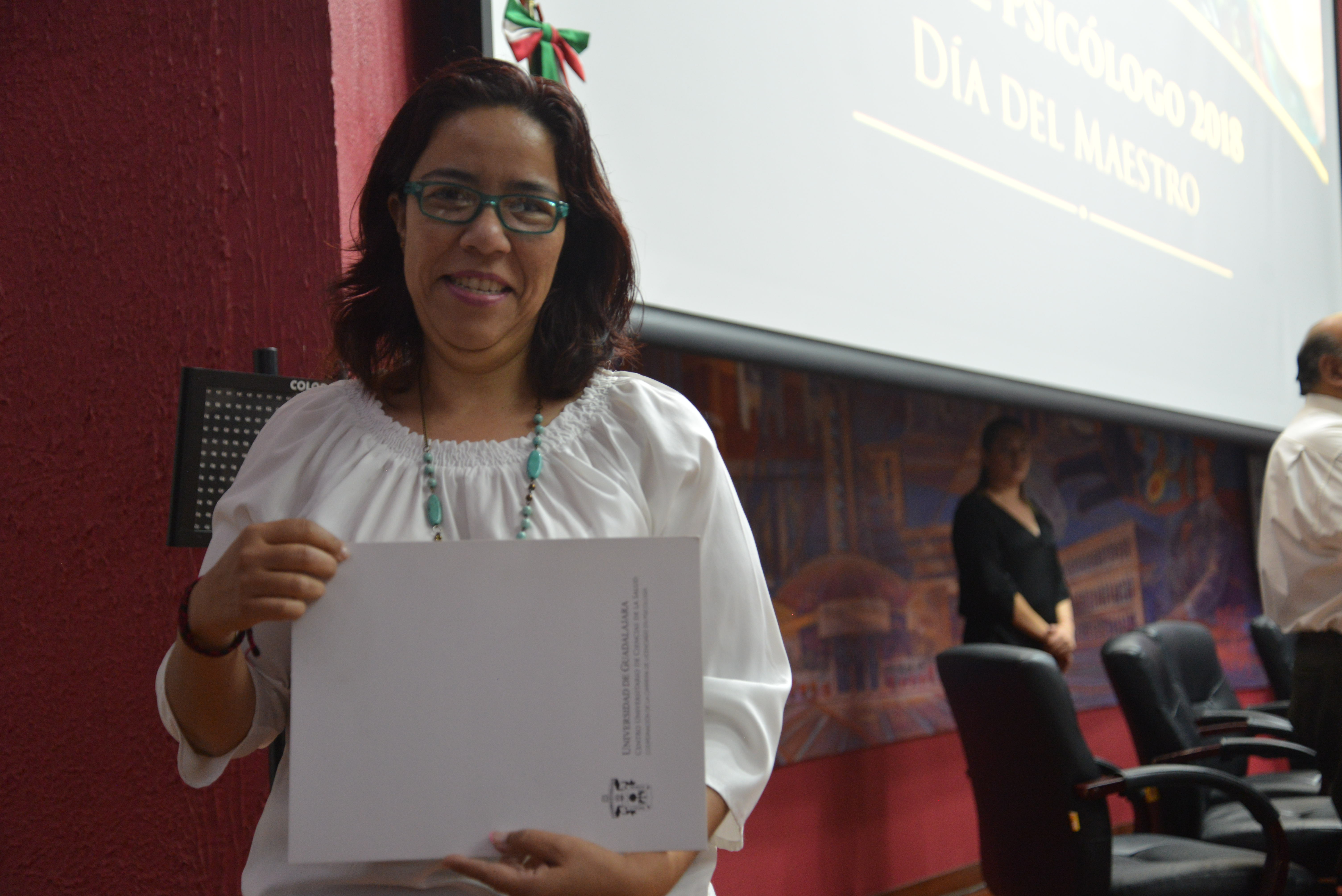 Psicóloga exhibe reconocimiento