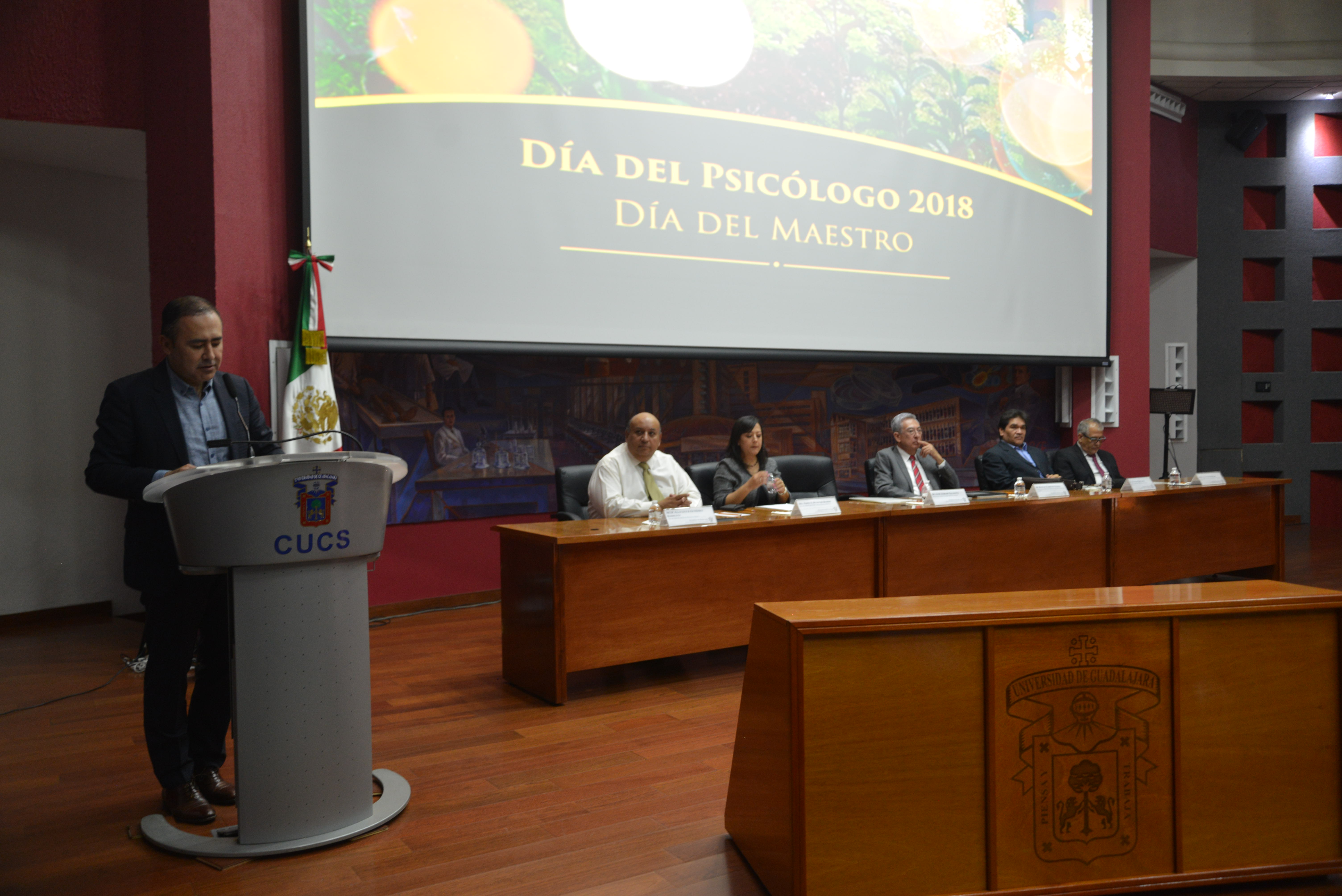 Rector al podium dando discurso en vista general con el presídium