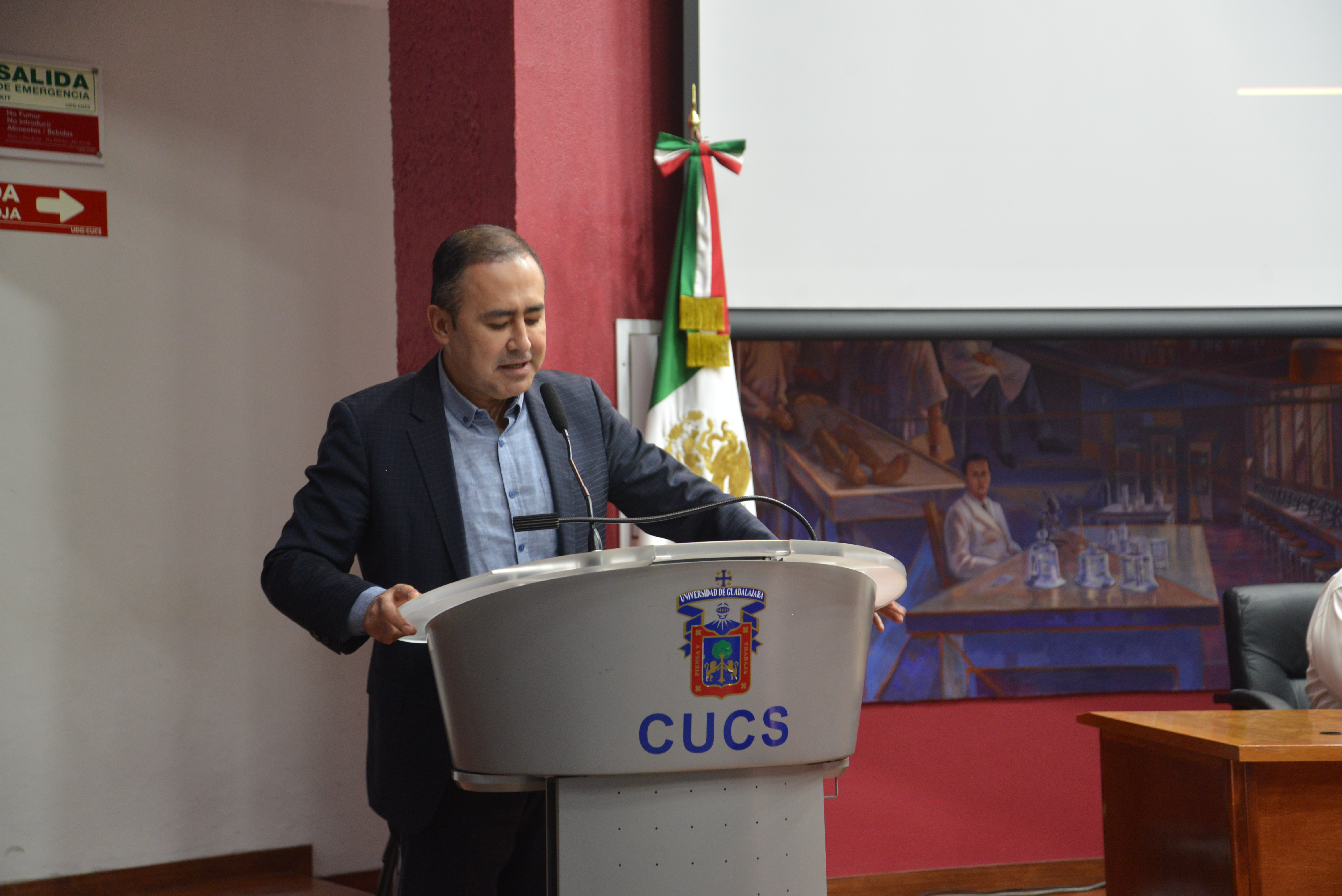 Rector del CUCS emitiendo mensaje en celebración del Día del Psicólogo