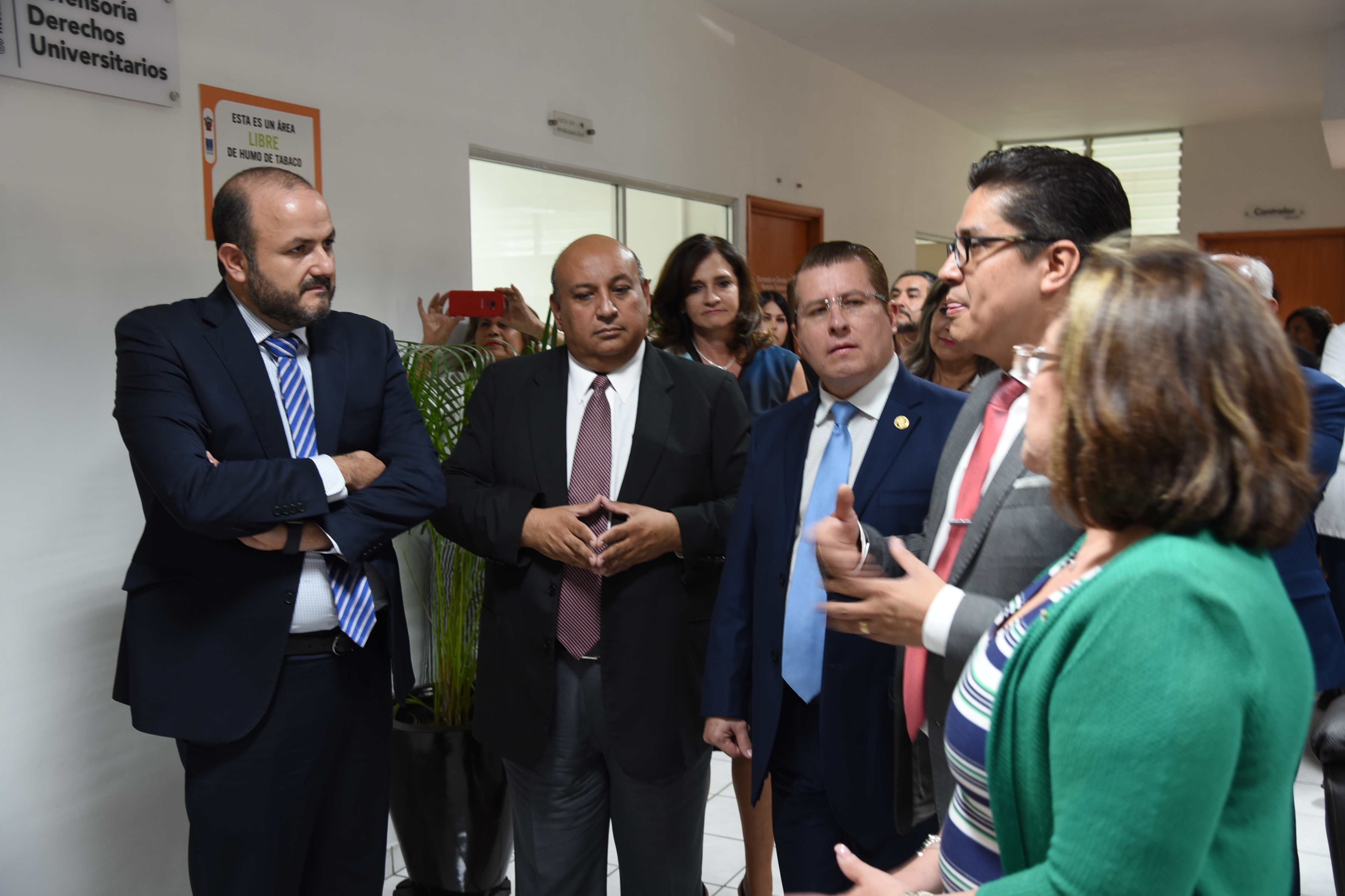 Dr. Muñoz explicando al rector General características de la oficina de Defensoría en CUCS