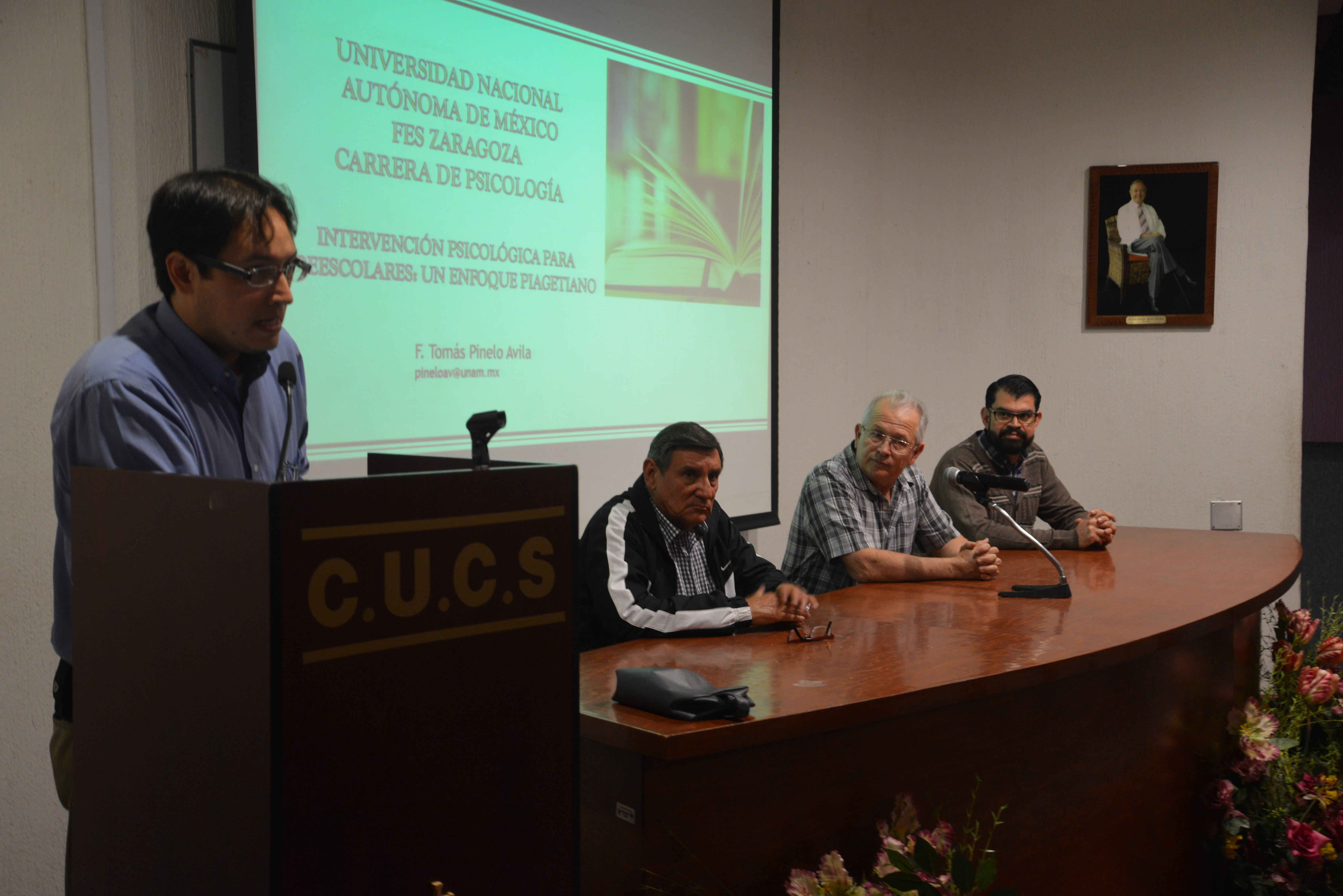 Mtro Aarón González dando la bienvenida al Conversatorio