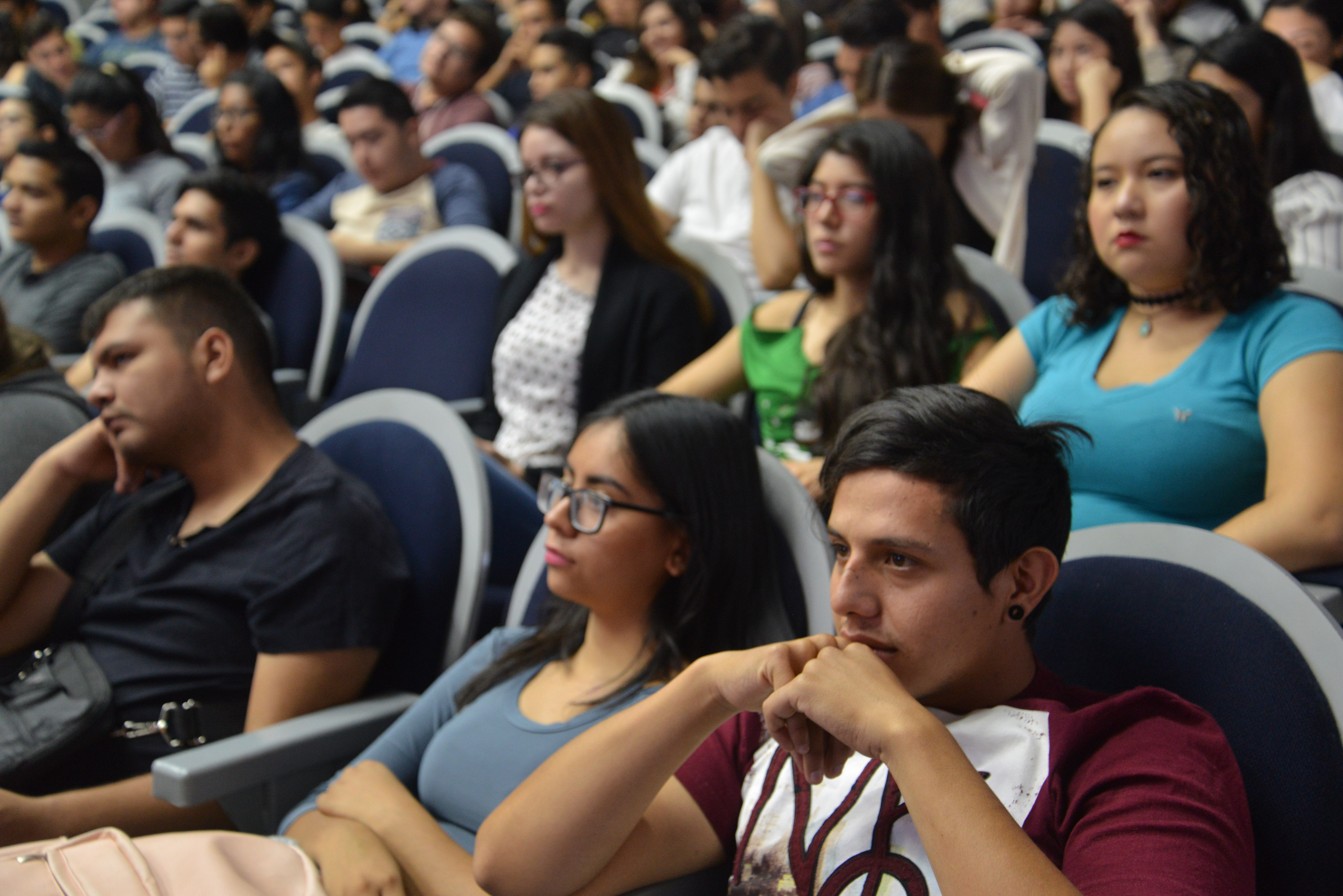 Alumnos asistentes a la conferencia impartida por el secretario deSalud