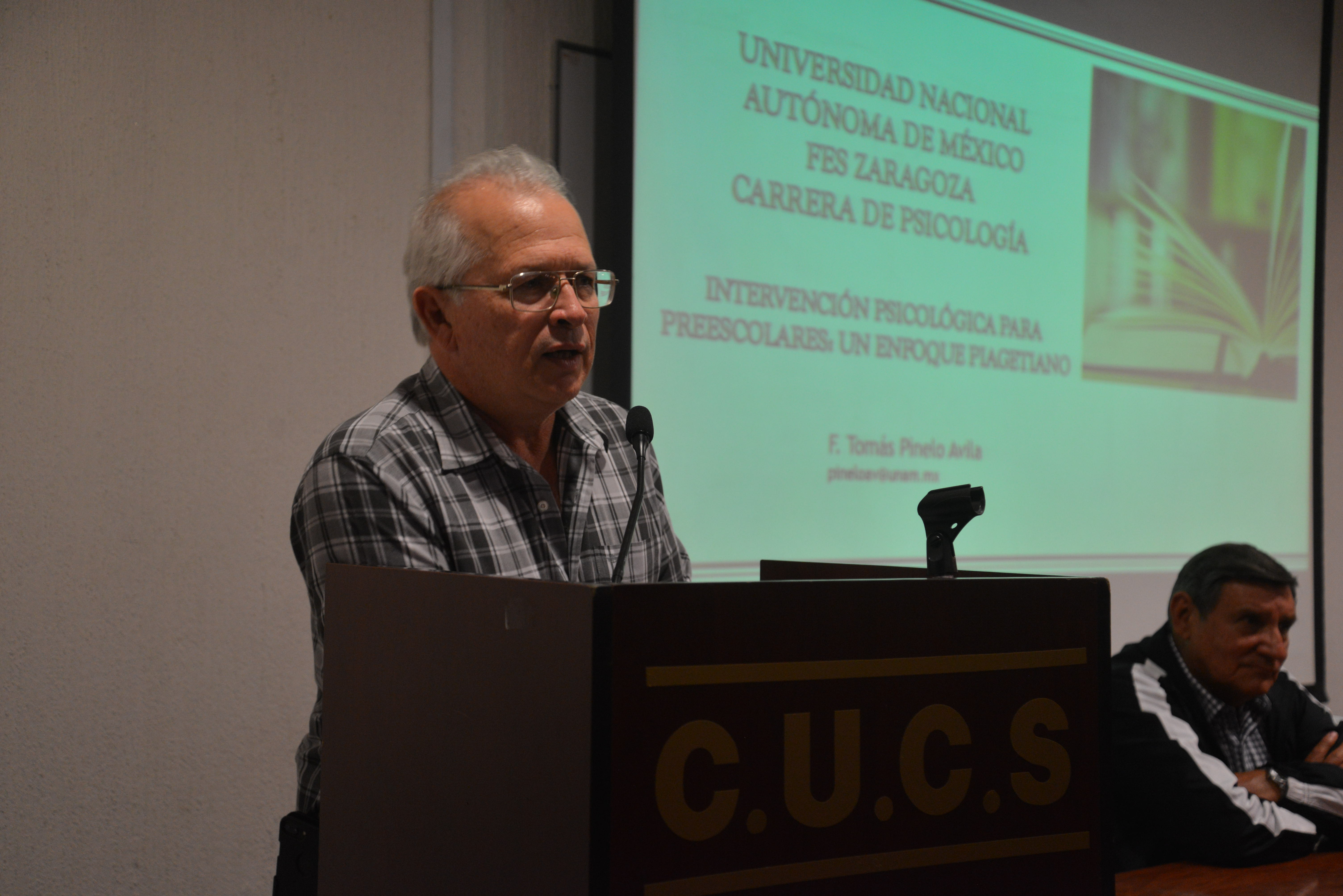 Dr. Alfredo Celis aperturando el Conversatorio