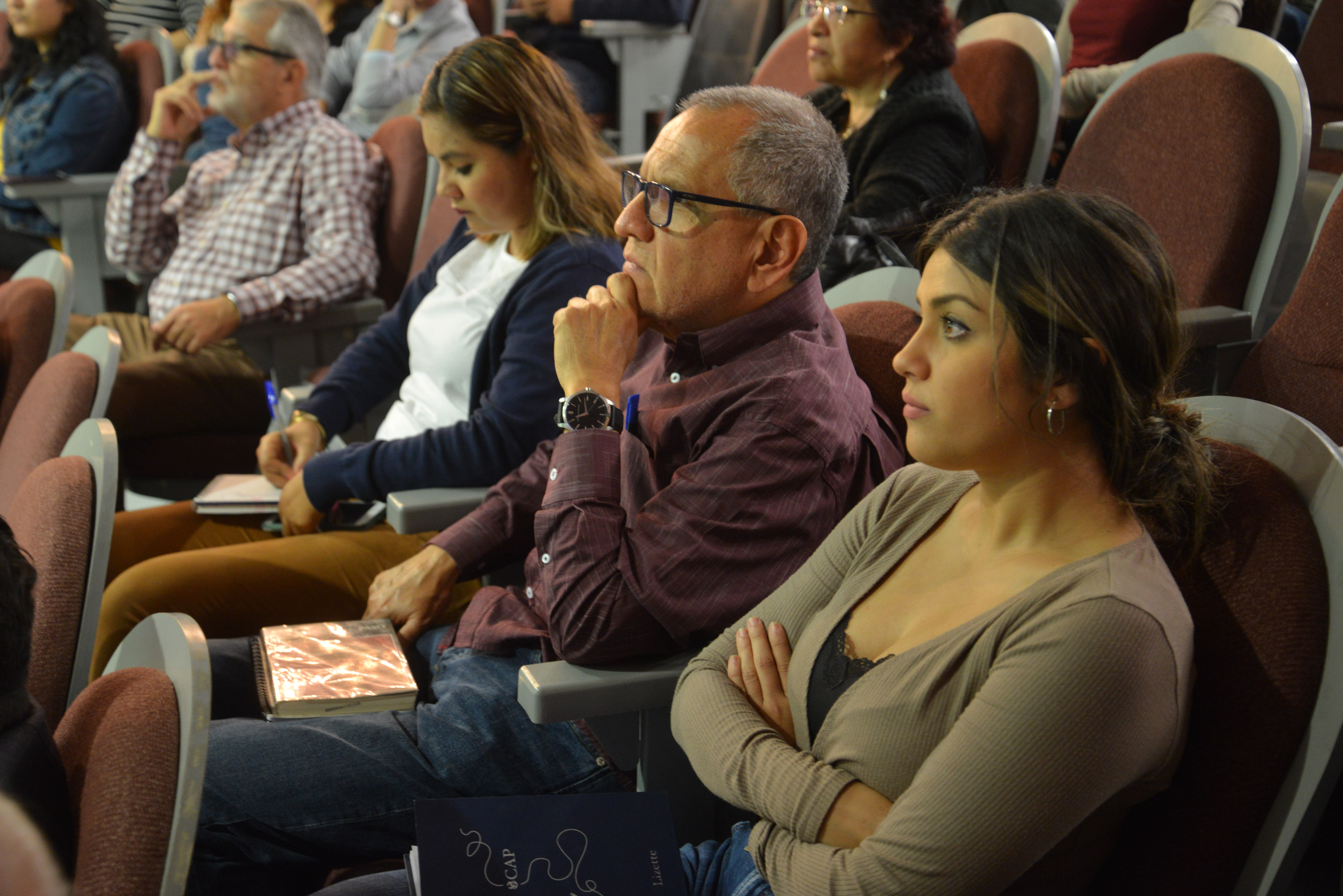 Docentes y alumnos asistentes