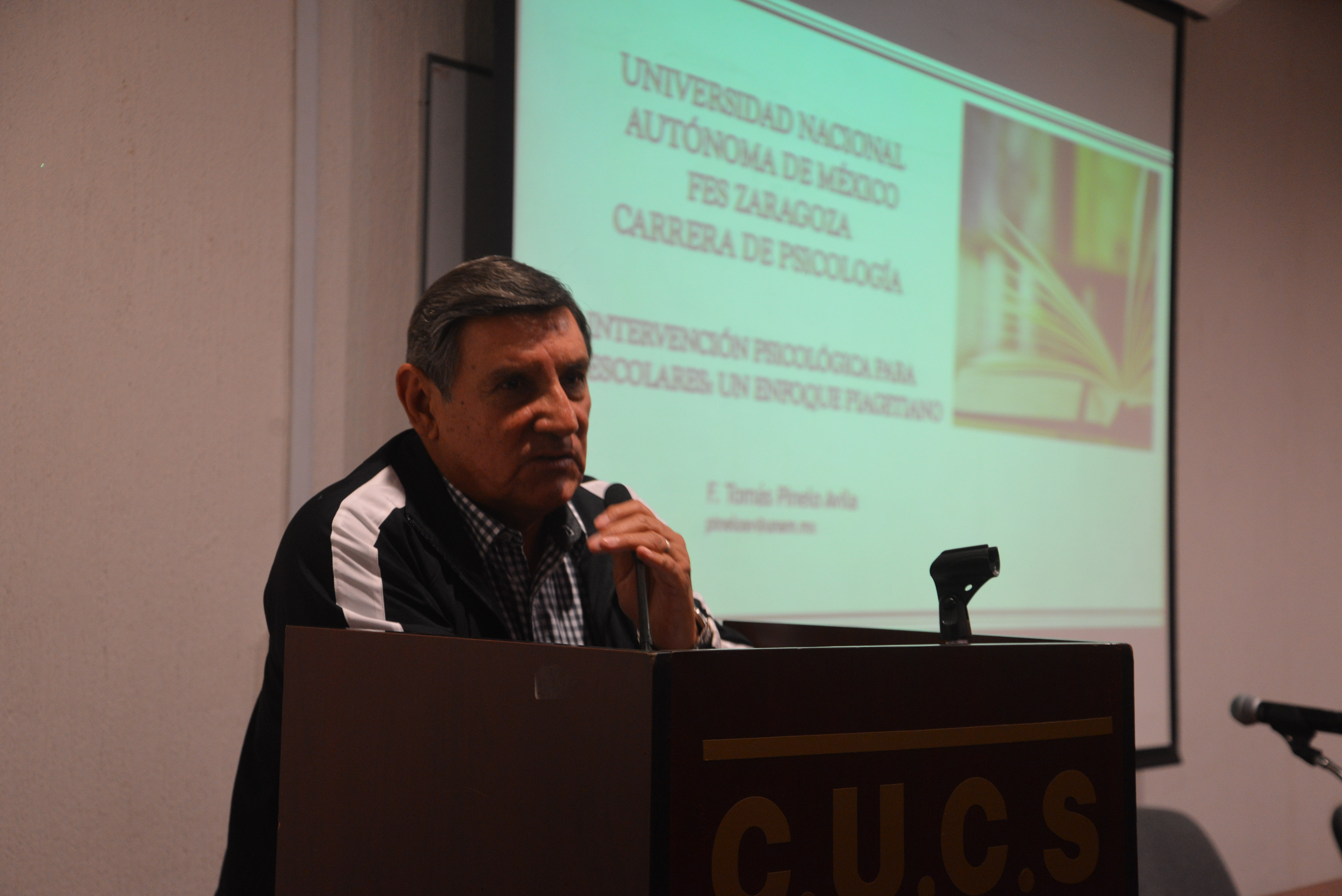 Mtro. Fausto Tomás Pinelo Ávila impartiendo dirigiendo el Conversatorio