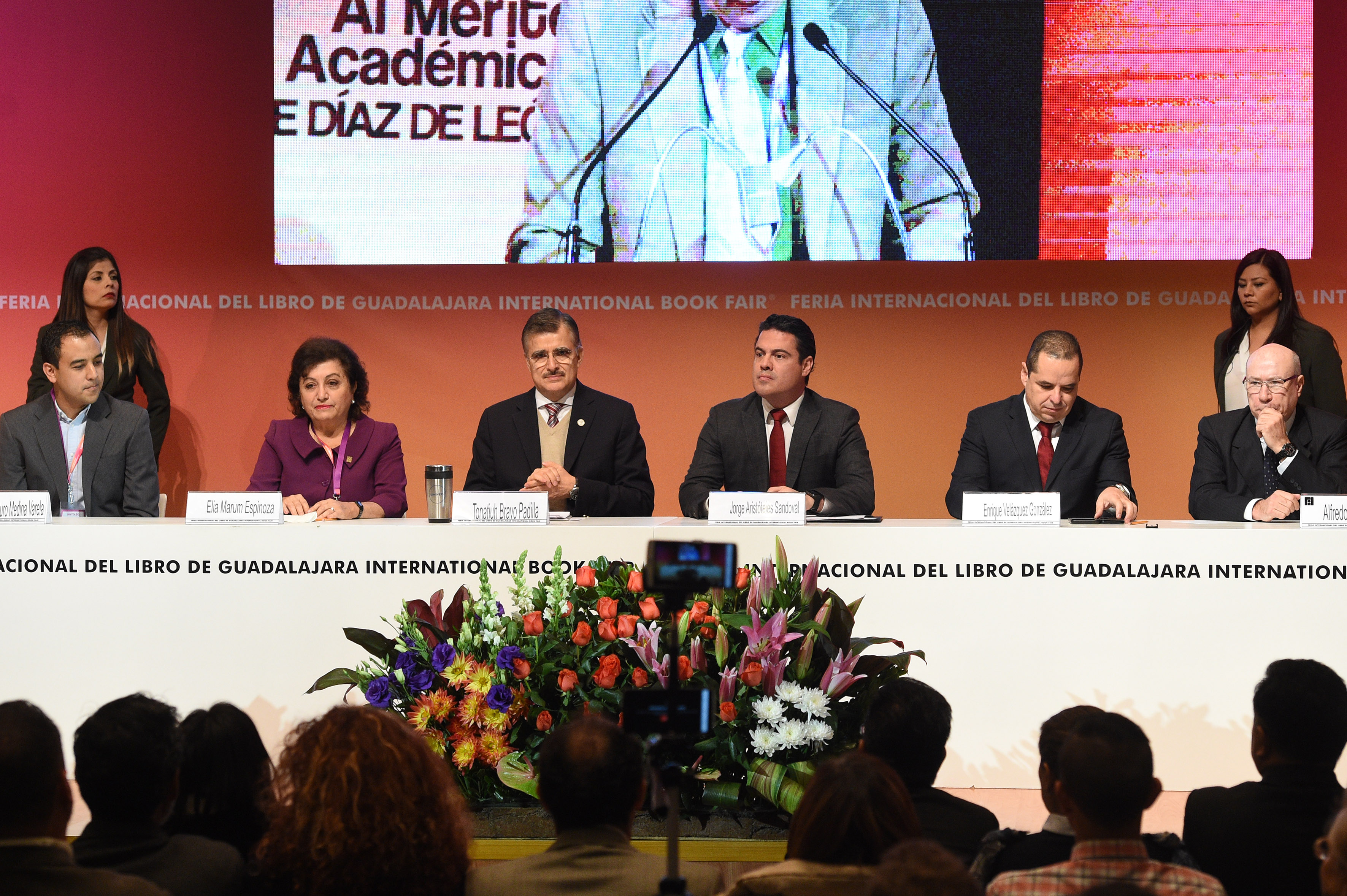 Miembros del Presídium durante la entrega de la Presa en el marco de la FIL 2017