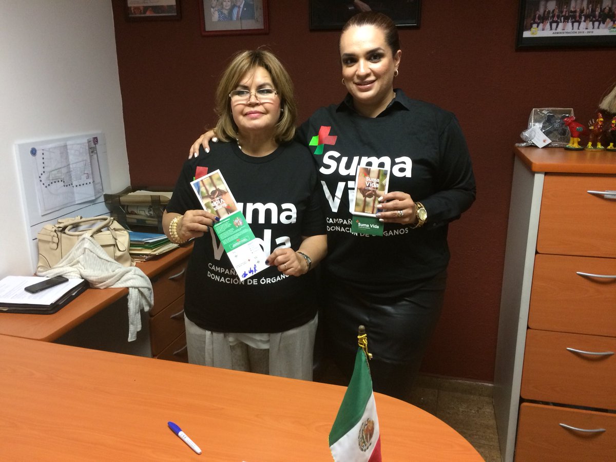 Regidora Janette Velázquez Sedano, mostrando tarjeta de donador