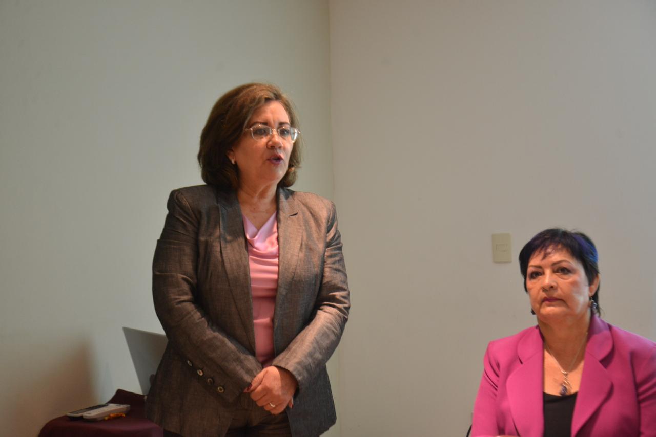 Dra Ana Mercado declarando inaugurada la reunión