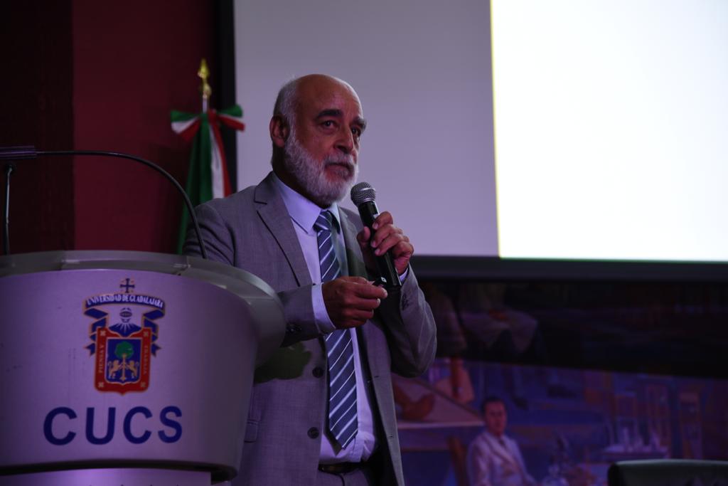 Director de Investigaición del Instituto Pasteur de Paris, Francia dictando conferencia