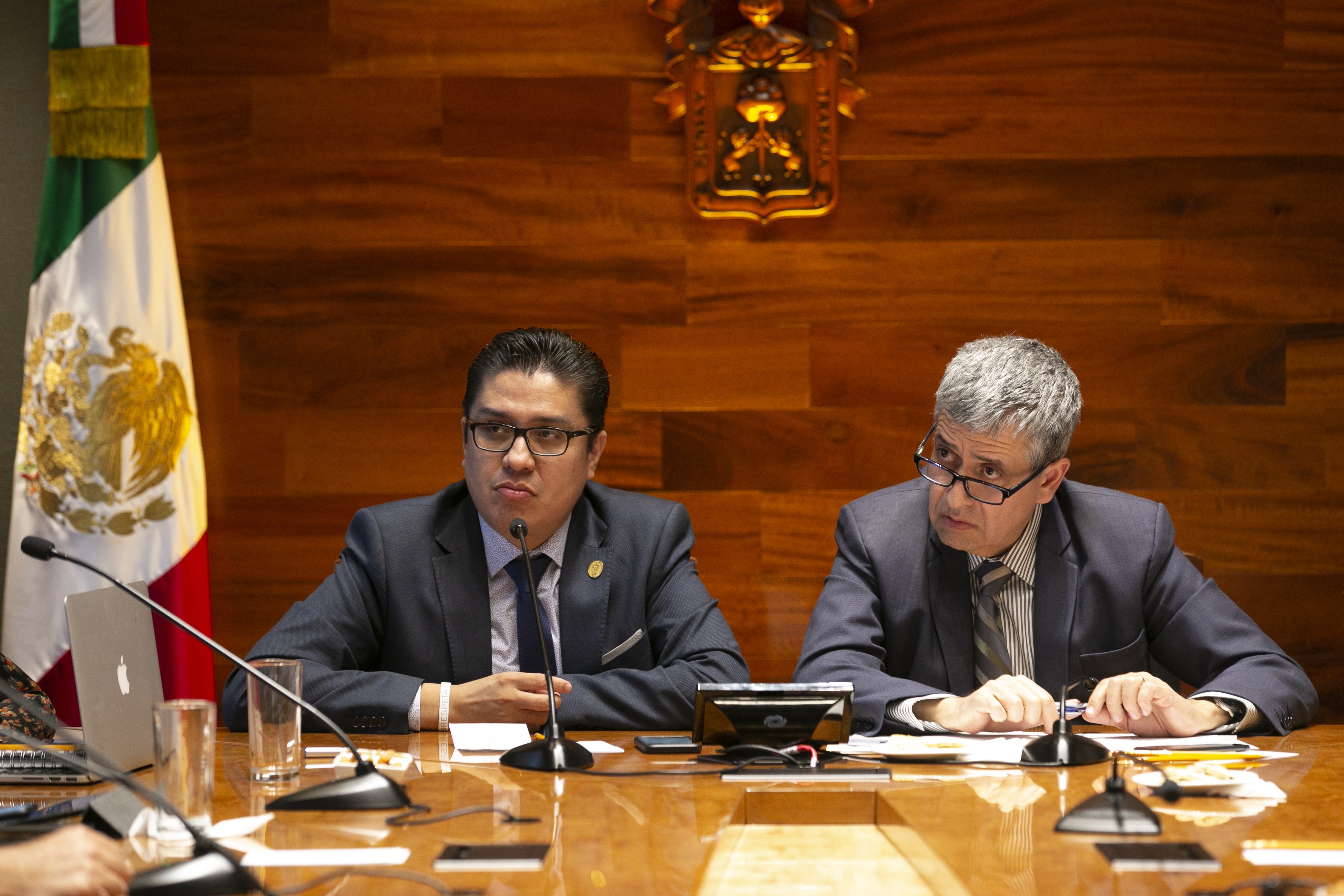 Rector del CUCS presidiendo la reunión junto al vicerrector de la UdeG