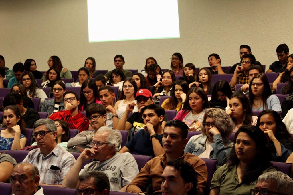 Estudiantes y público asistente a la conferencia