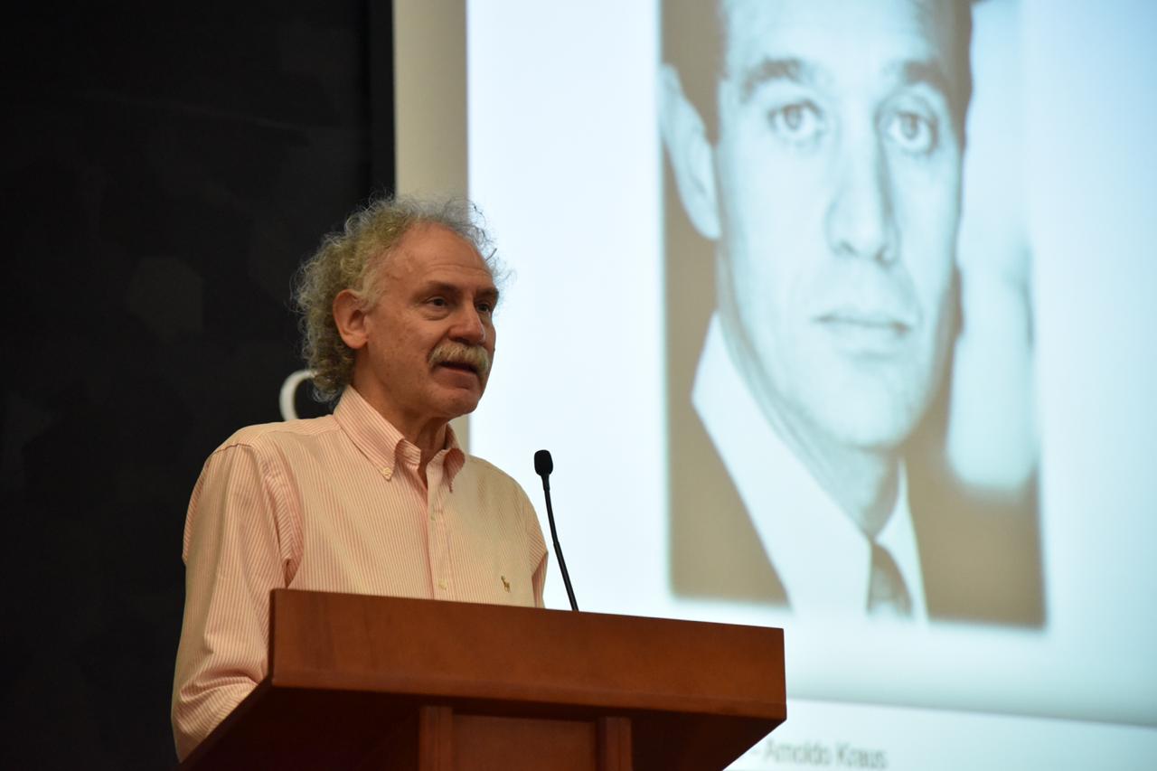 Ponente impartiendo conferencia