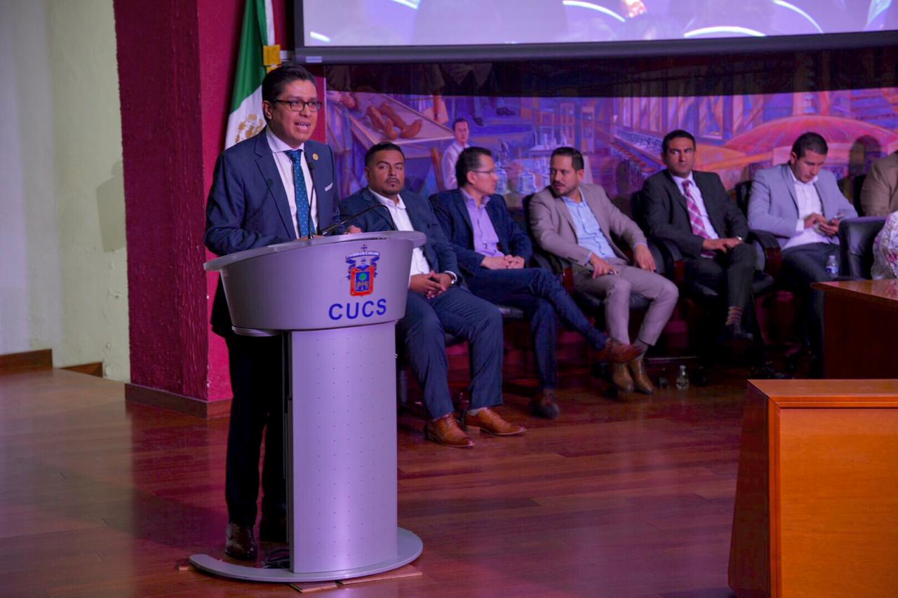 Rector CUCS ofreciendo mensaje a padres de familia toma abierta