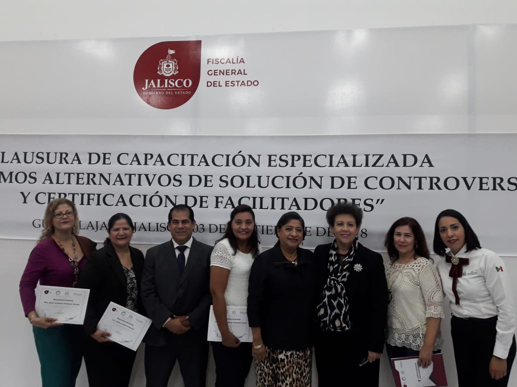 Psicólogas CUCS posan para la foto con la Fiscal Central