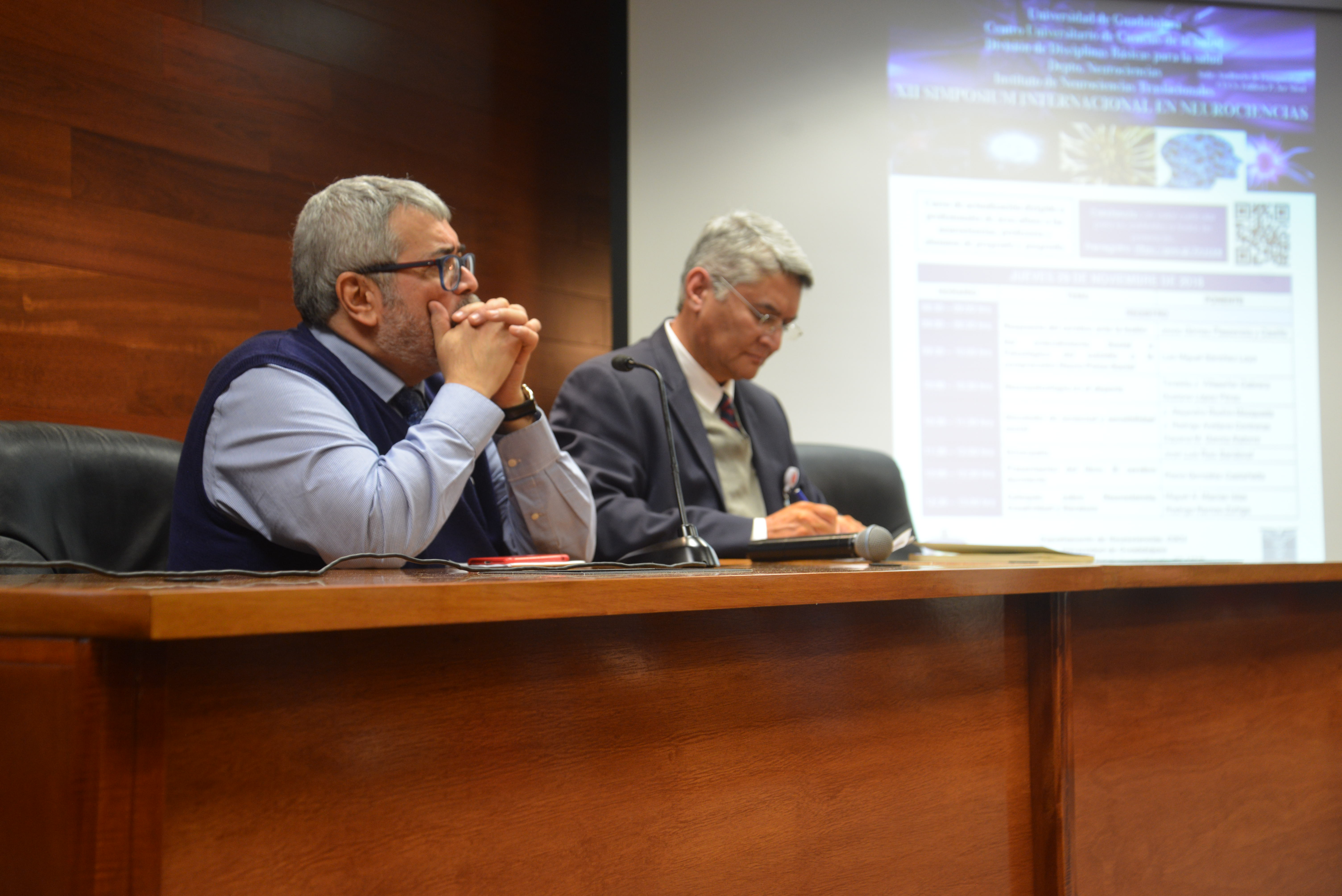 Dr. Miguel Ángel Macías y el Dr. Rodrigo Ramos Zúñiga en el presídium