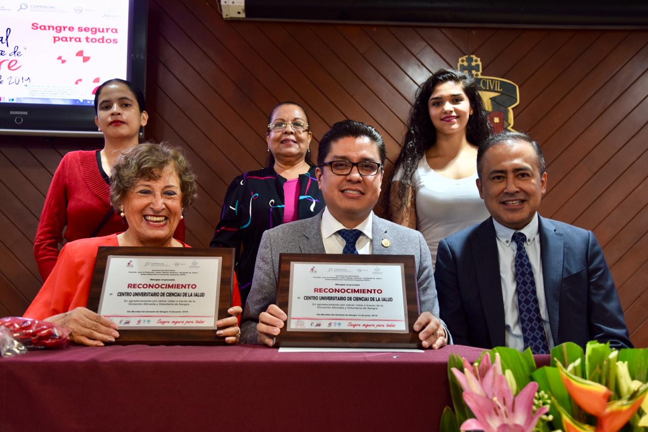 Dr. Muñoz, Dra. Cabral y Dr. Andrade posando con sus reconocimientos