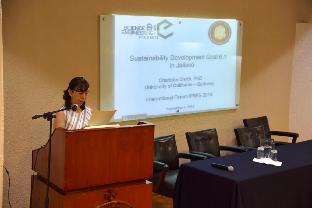 Jefa del Departamento de Salud Pública al micrófono en el pódium