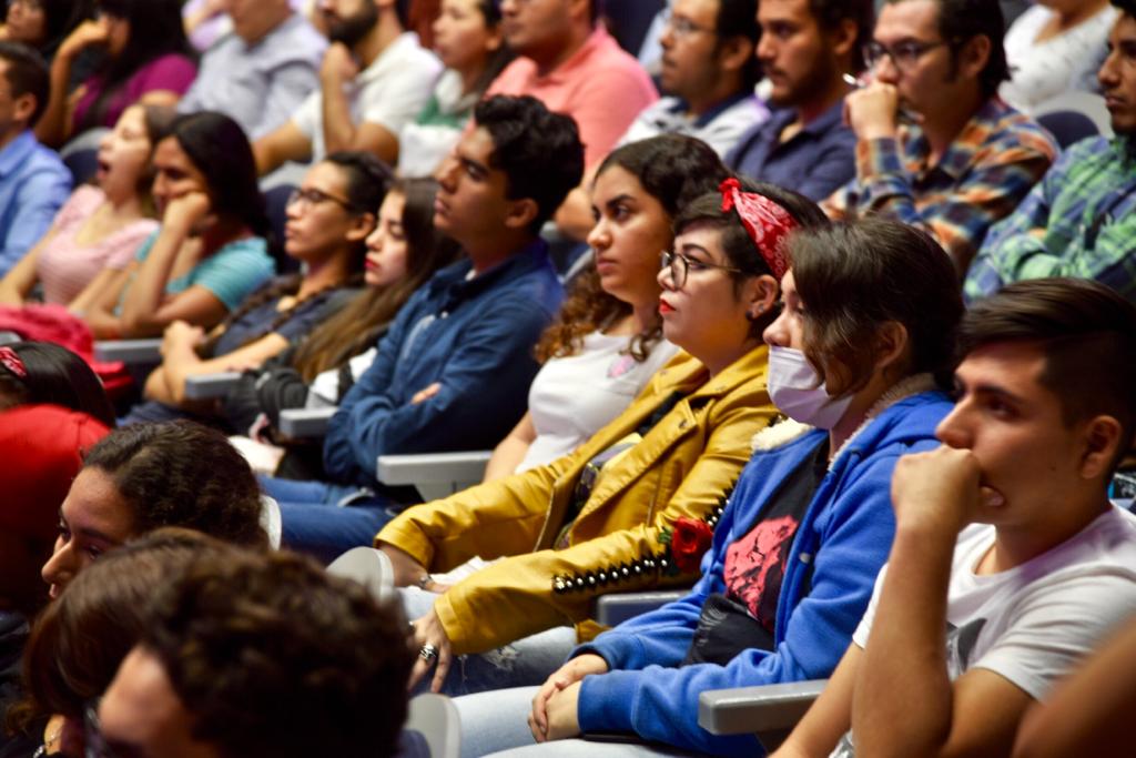 Estudiantes de CUCS en el auditorio durante el acto inaugural