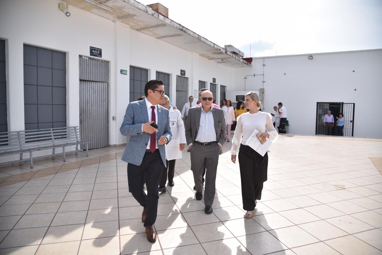 Autoridades caminando por el patio de la Antigua EScuela de Medicina