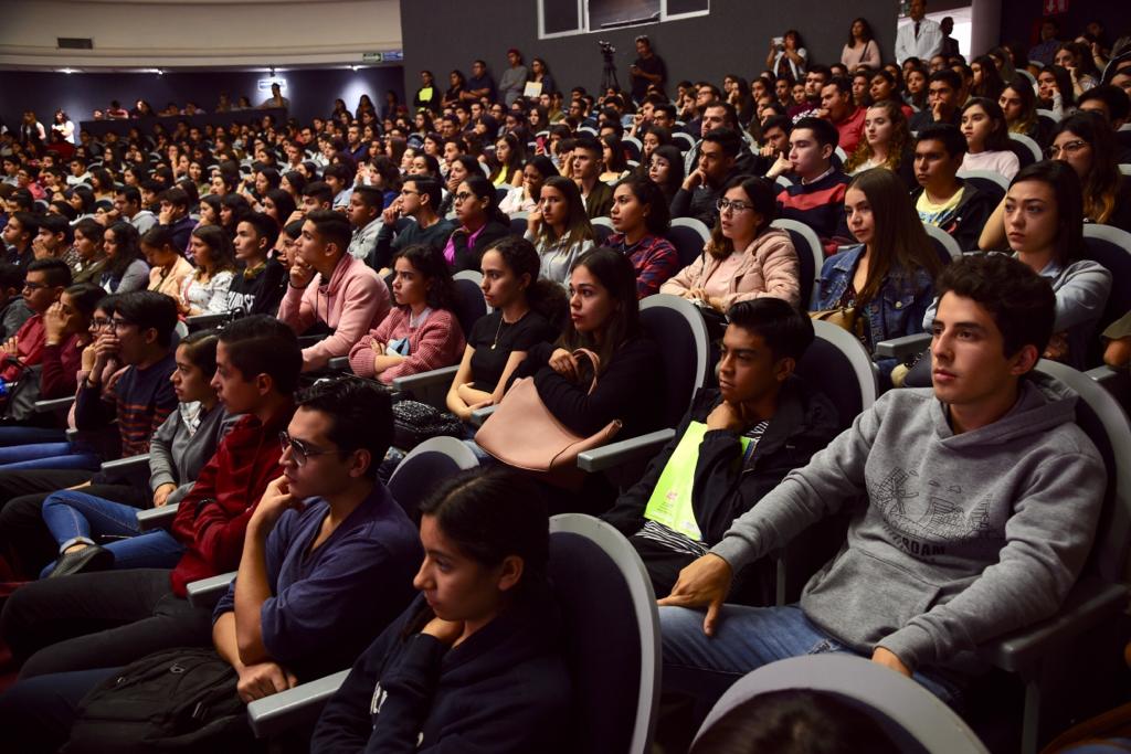 Auditorio que luce lleno durante el curso de inducción