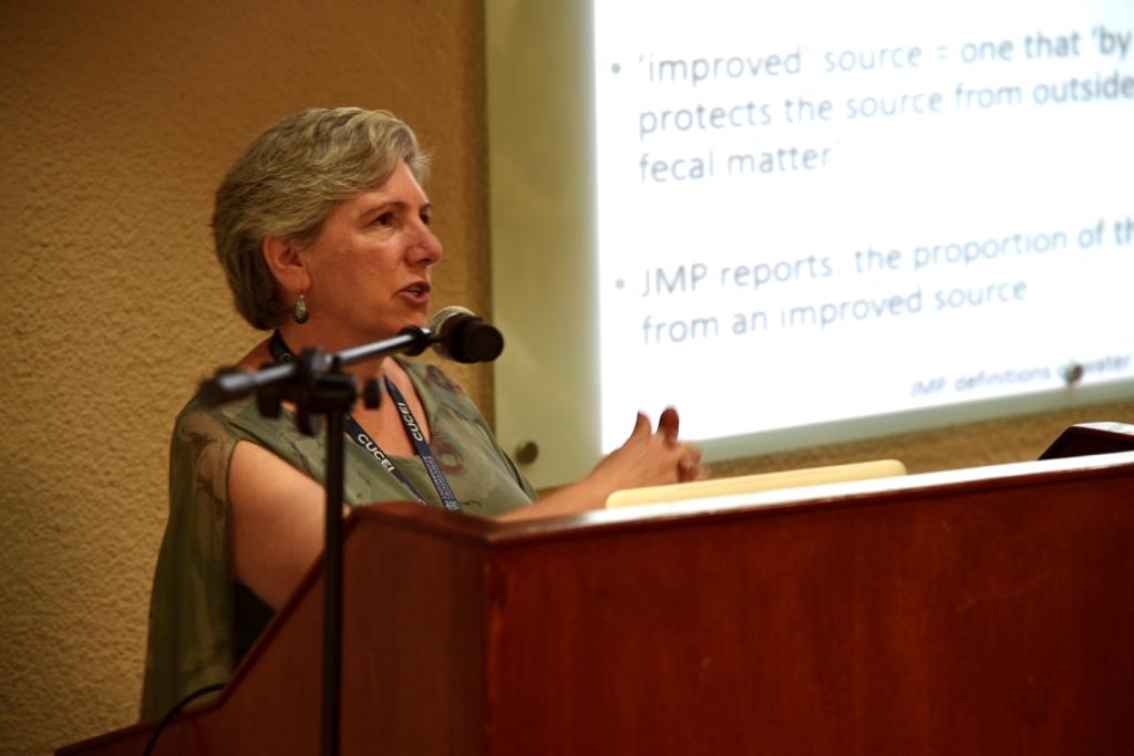 Conferencista invitada en el pódium