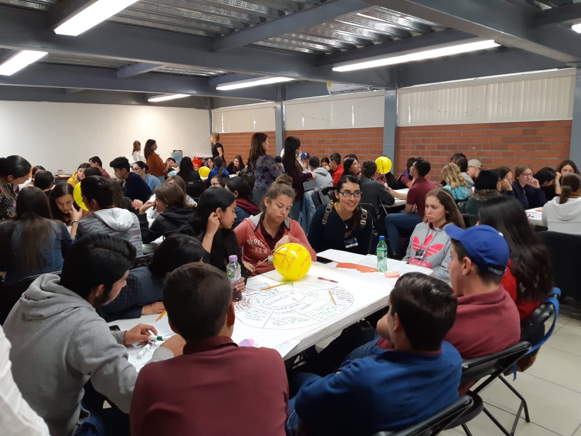 Alumnos participantes trabajando en equipo