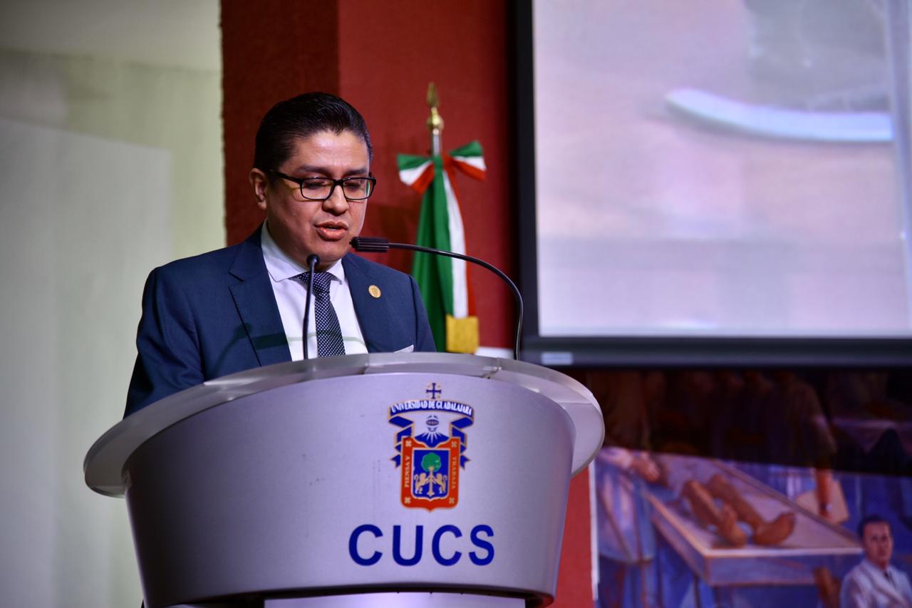 Rector del CUCS dando mensaje en el pódium