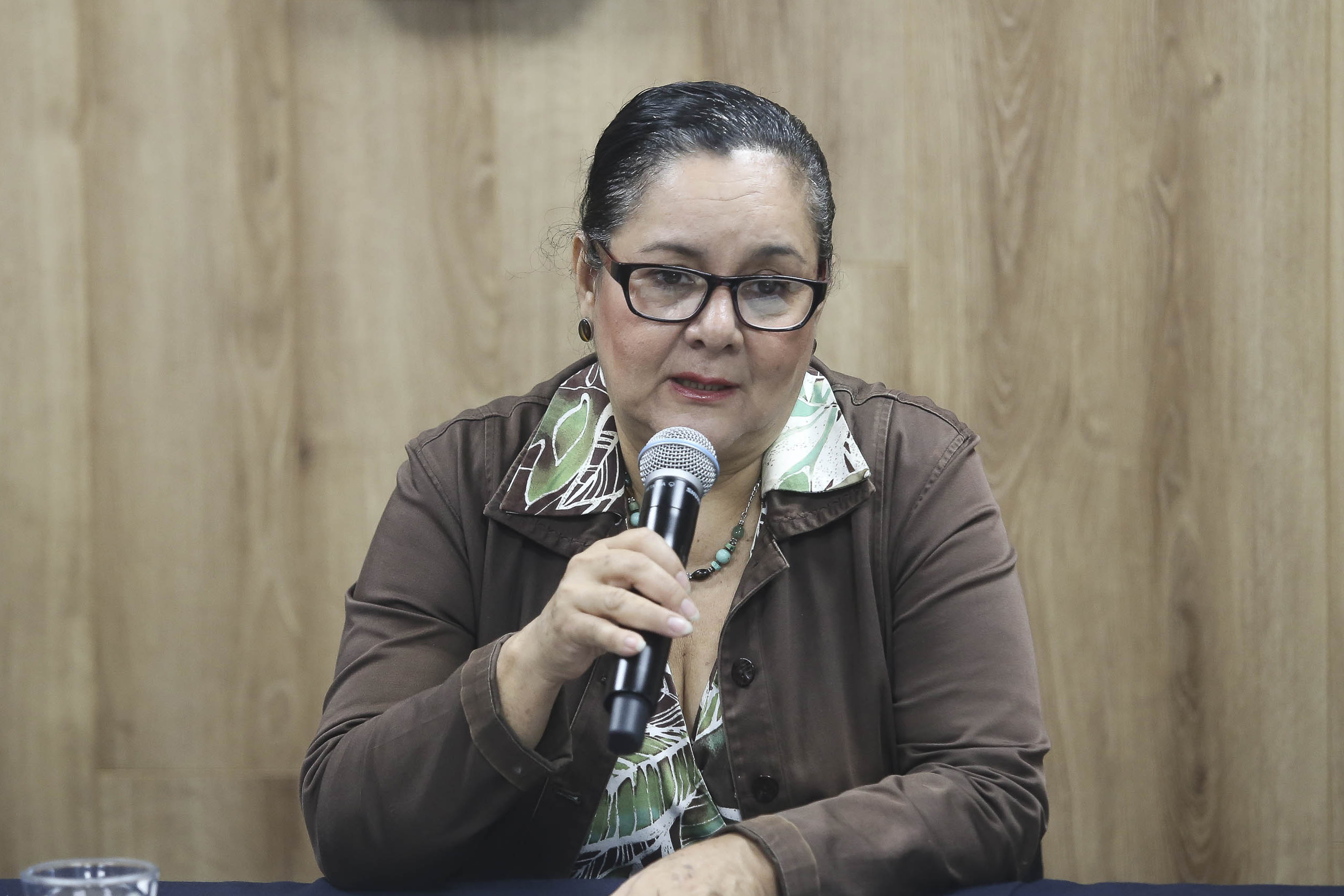 Dra Guadalupe Covarrubias al micrófono