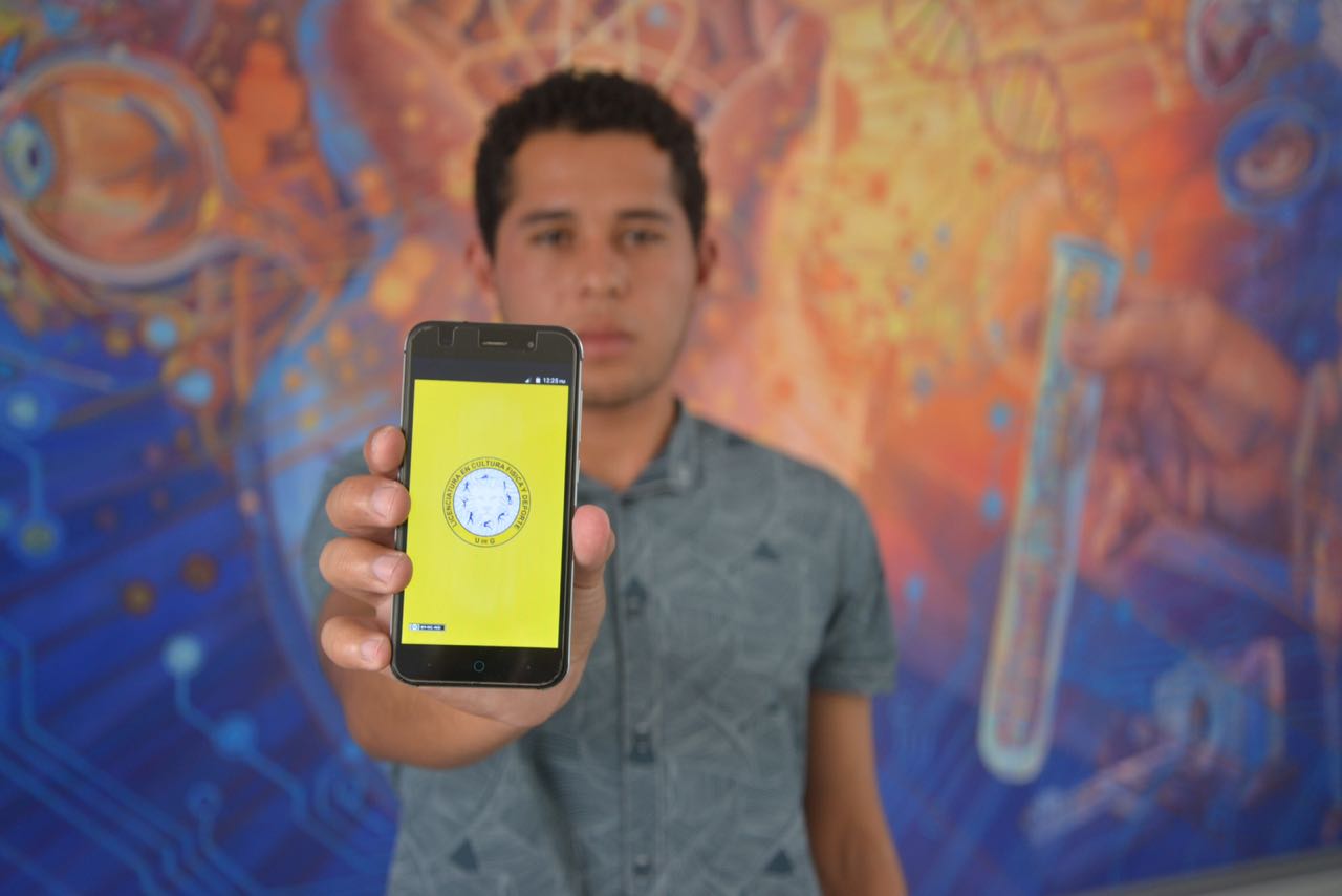 Alumnos creador de la App la muestra ante la cámara